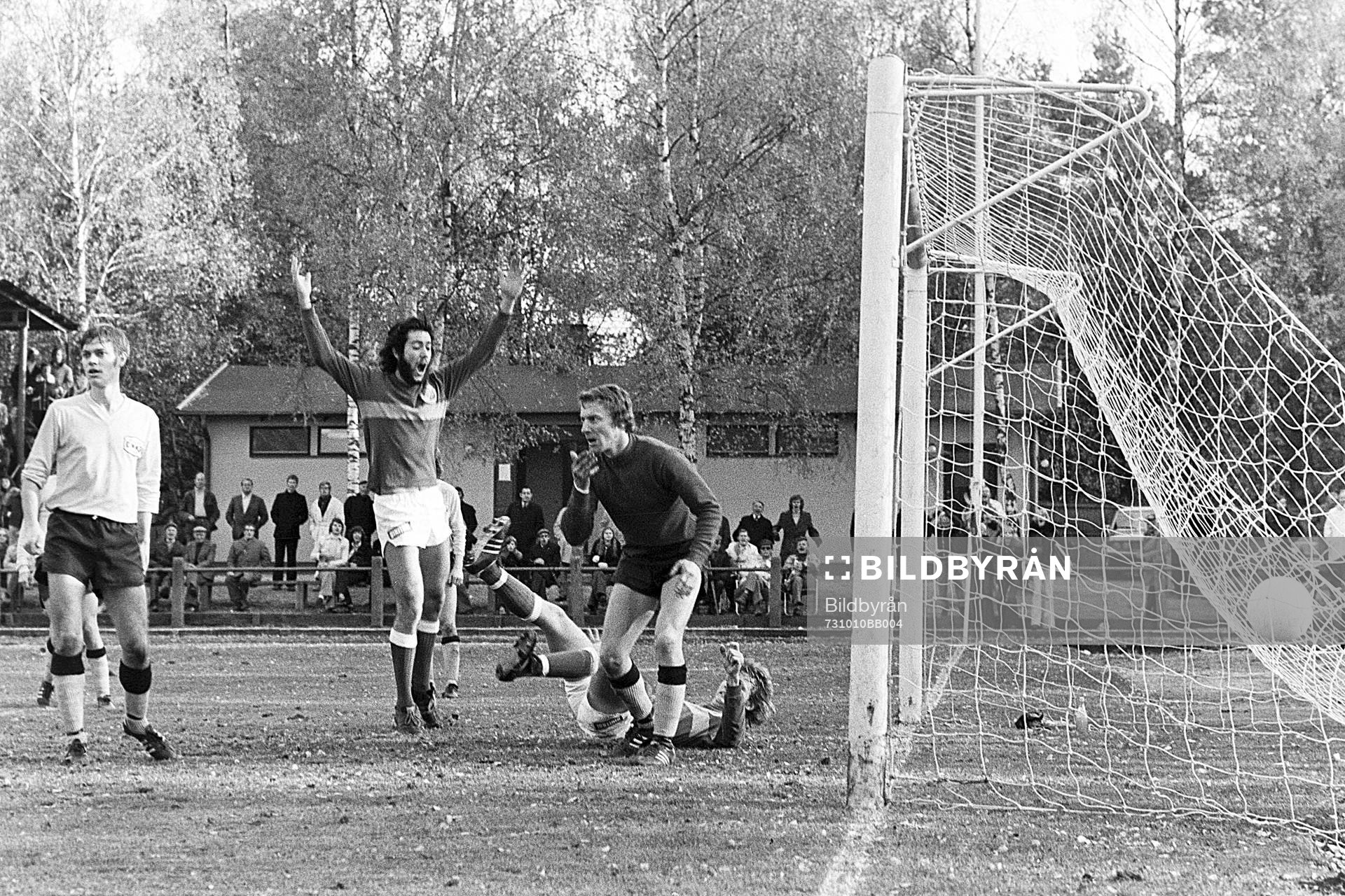  Fotboll, Div 2 södra, Hässleholms IF - Grimsås: Alf Jönsson, Hässleholm jublar framför grimsås målvakt.