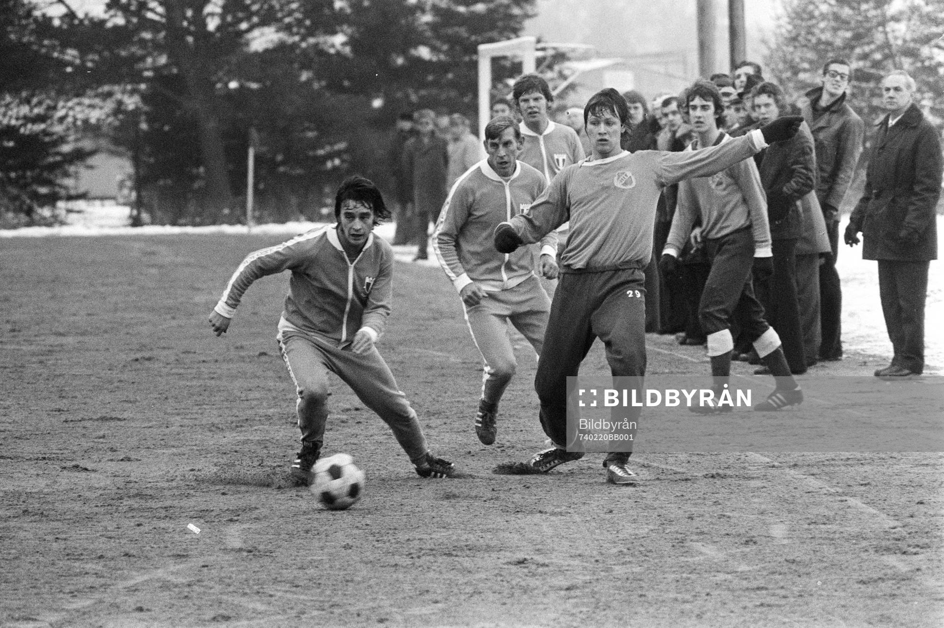  Tommy Andersson, Malmö med bollen och Lennart Larsson, Hässleholm. I bakgrunden Bo Larsson, Malmö och Mats Nordgren, Hässleholm.