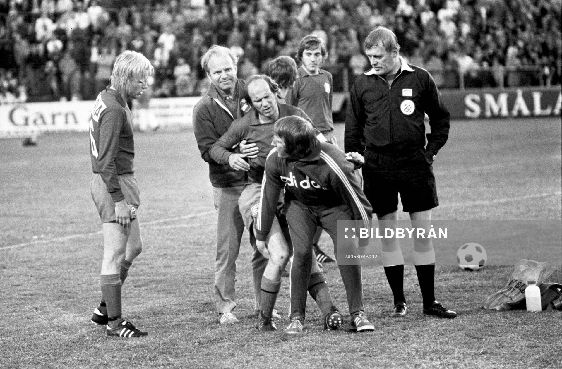 Tommy Svensson, Öster, skadar sig och bärs ut