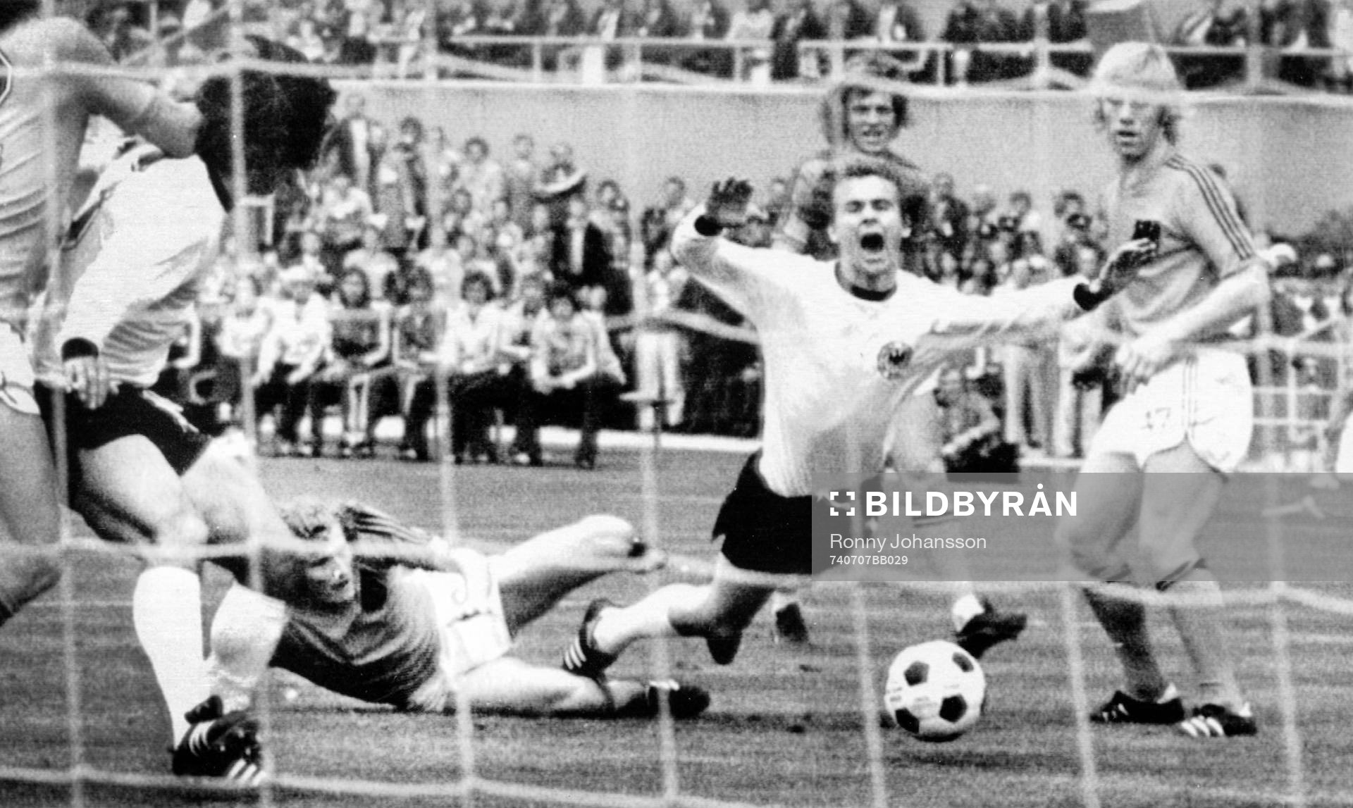 Bernd Hölzenbein, Västtyskland fälls