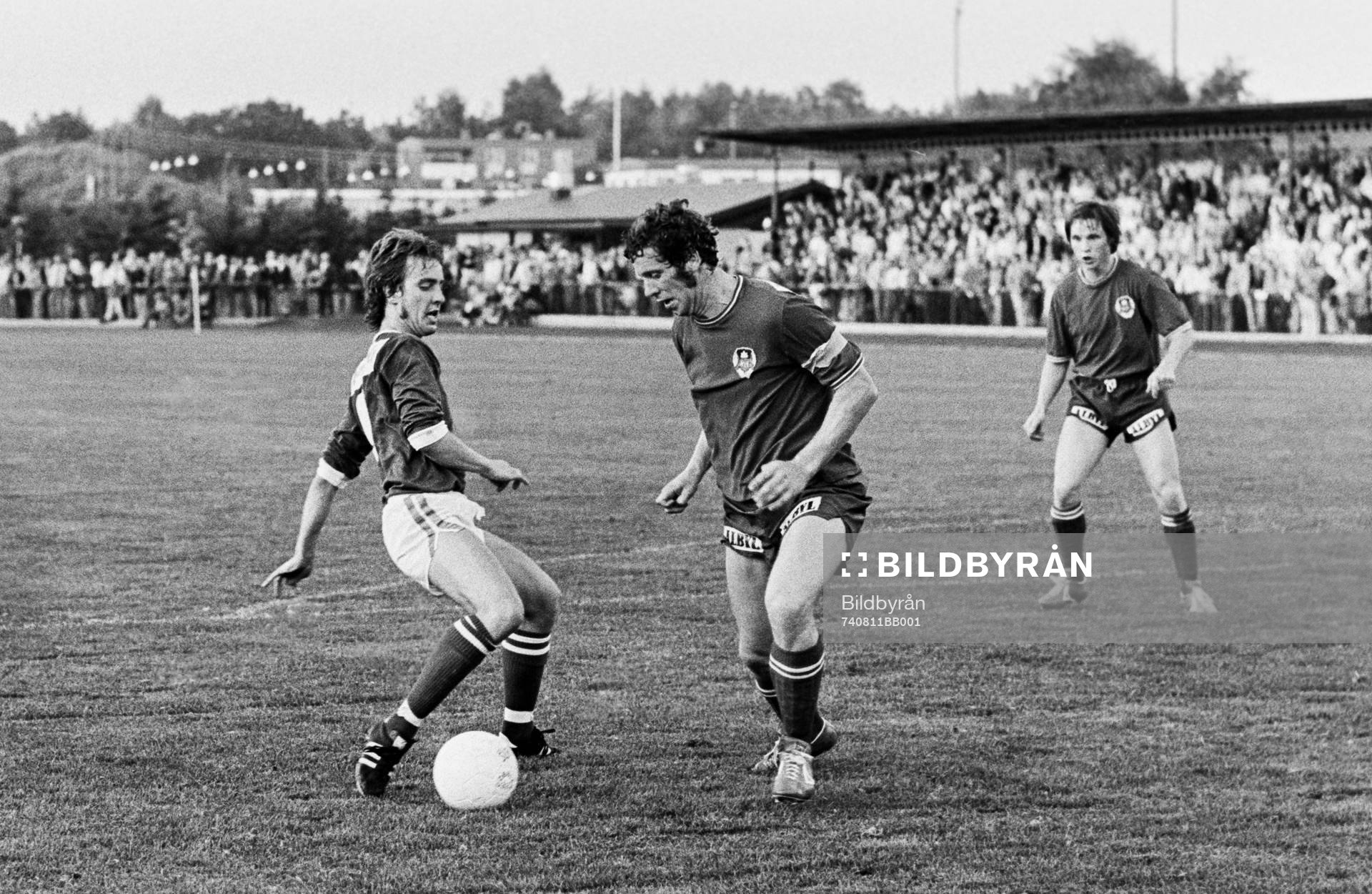Fotboll, Div 2 södra, Hässleholms IF - Helsingborg, 1-1: Mats Nordgren, Hässleholm i kamp om bollen.