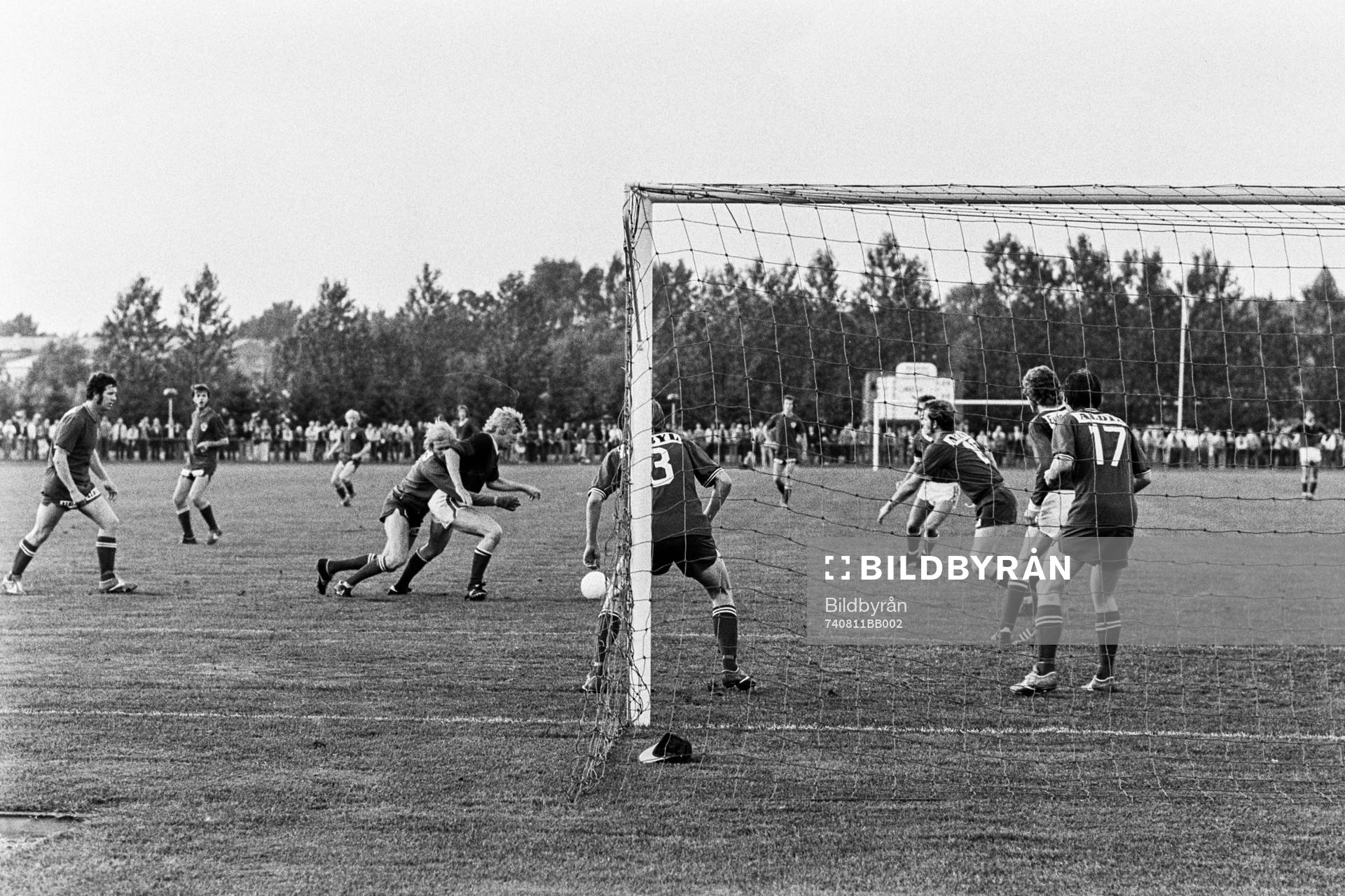 Fotboll, Div 2 södra, Hässleholms IF - Helsingborg, 1-1: Jan Holmqvist, Hässleholm i kamp om bollen.