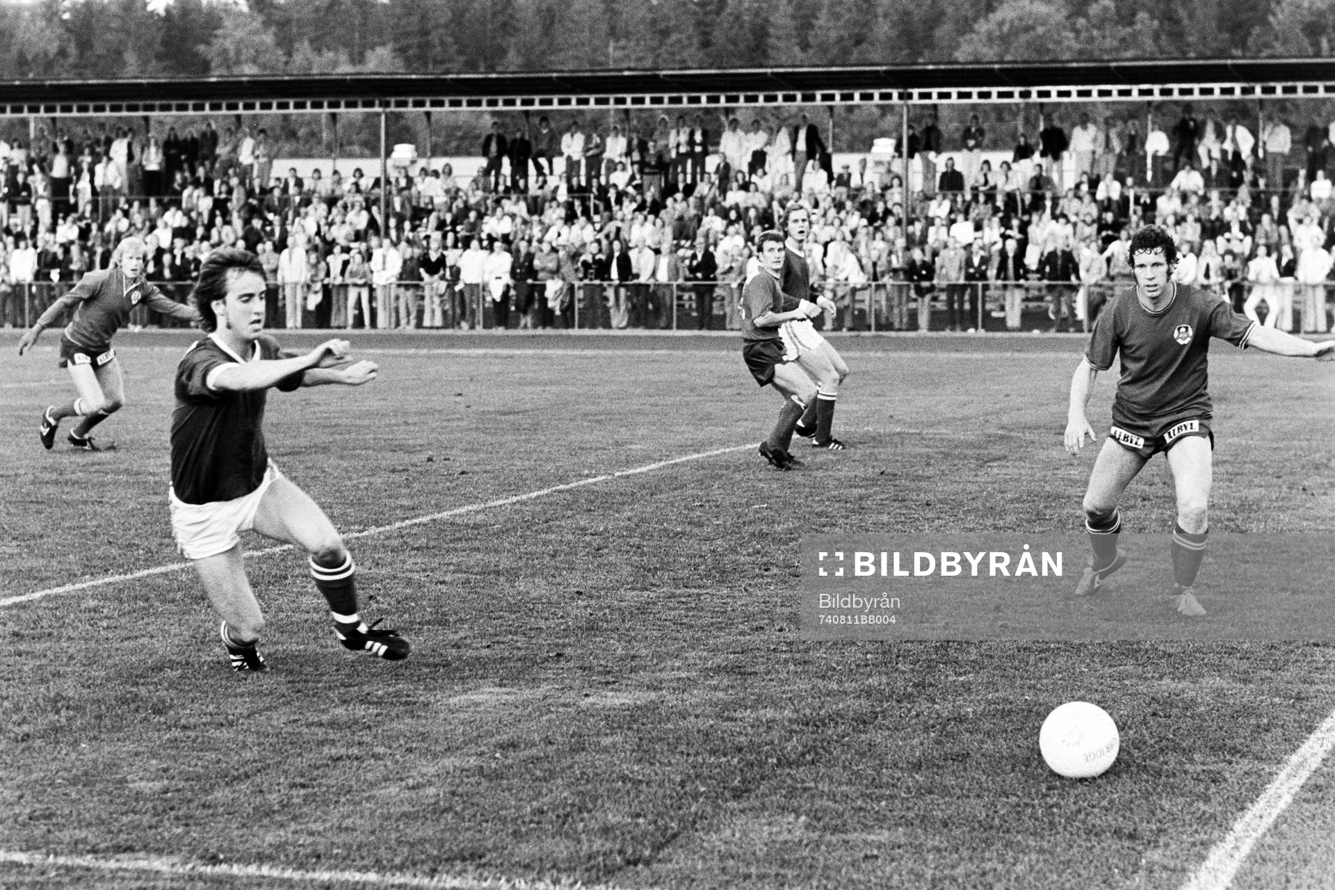 Fotboll, Div 2 södra, Hässleholms IF - Helsingborg, 1-1: Mats Nordgren, Hässleholm i kamp om bollen.