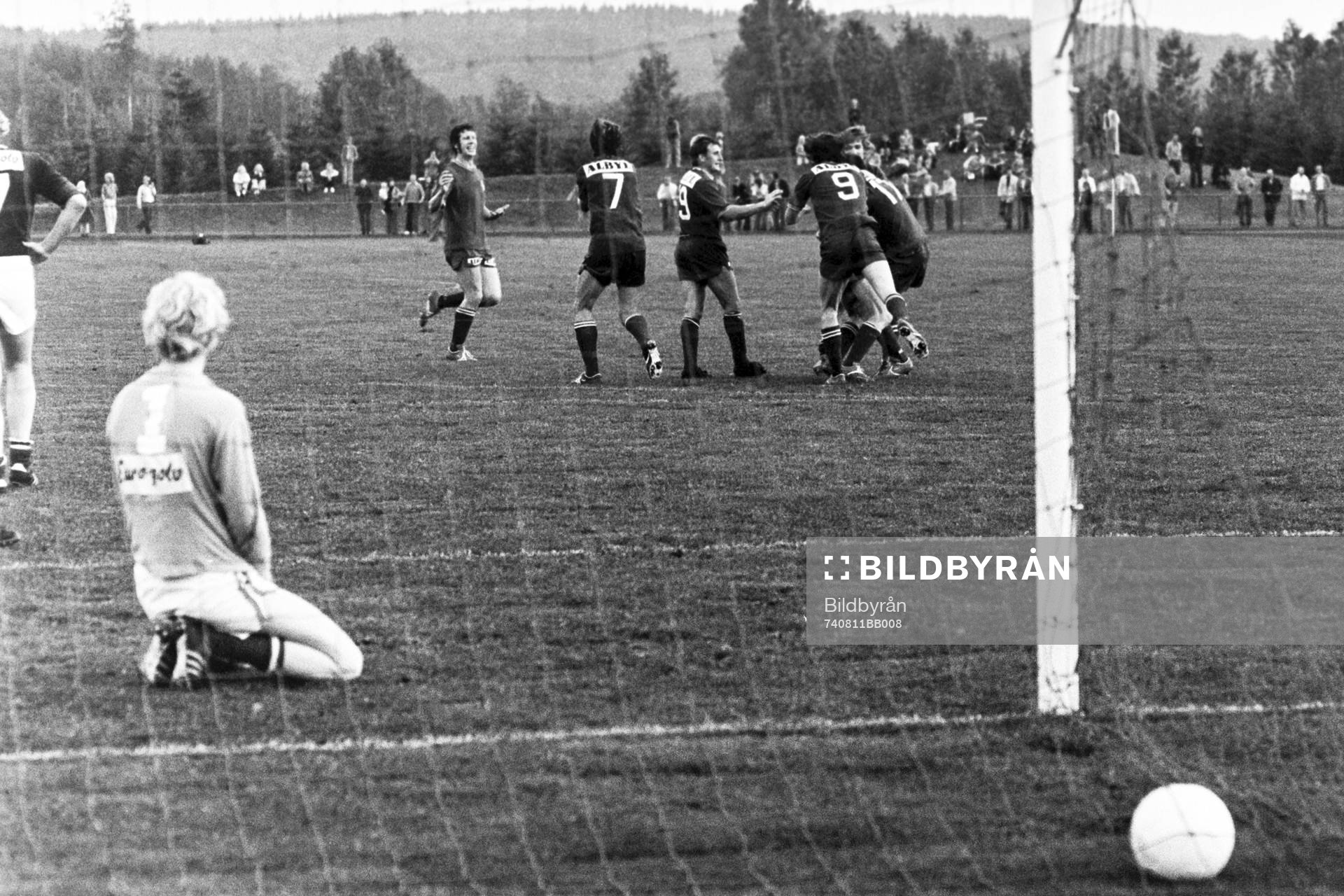 Fotboll, Div 2 södra, Hässleholms IF - Helsingborg, 1-1: Bollen i mål bakom hässleholms målvakt Claes Flink och jubel i Helsingborg.