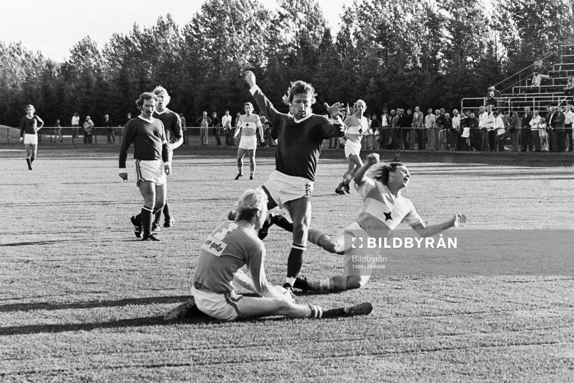 Fotboll, Hässleholms IF - IFK Malmö, 0-3: Hässleholms målvakt Claes Flink och Lennart Larsson stoppar en malmöspelare.
