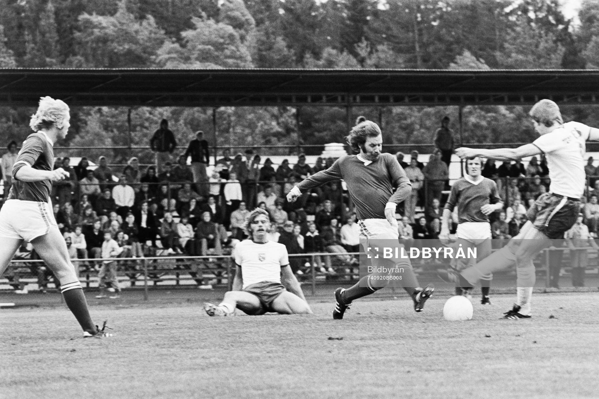 Fotboll, Hässleholms IF - Halmia, 2-2: Kaj Lindhe, Hässleholm i kamp om bollen.