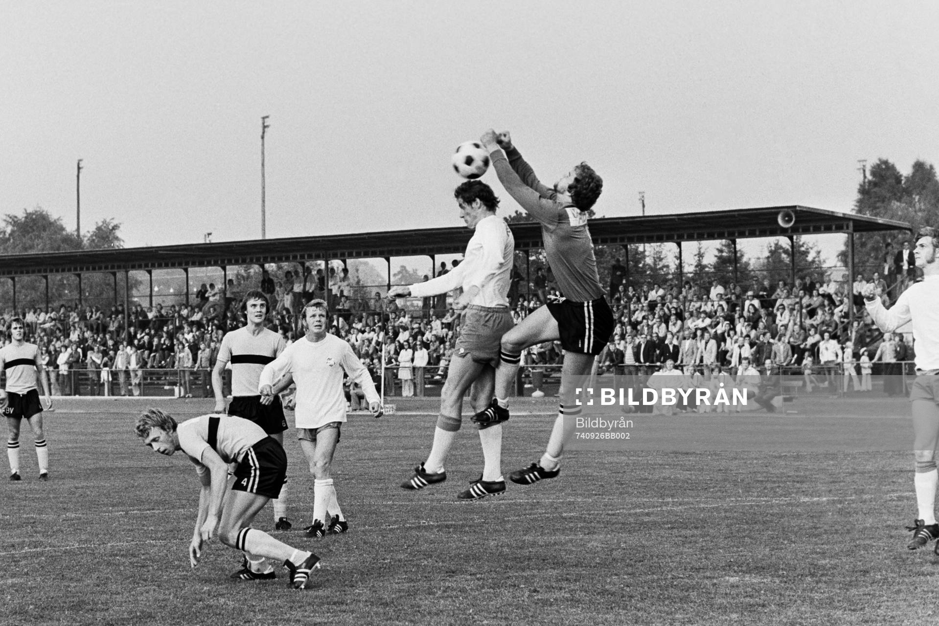Ove Sundqvist, målvakt i Hässleholm boxar ut bollen