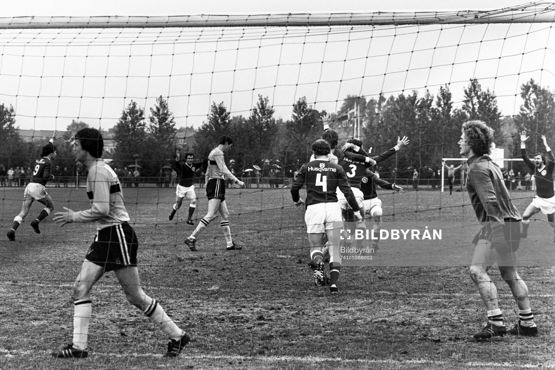 Bollen i mål bakom hässleholms målvakt Lars-Roland Eek