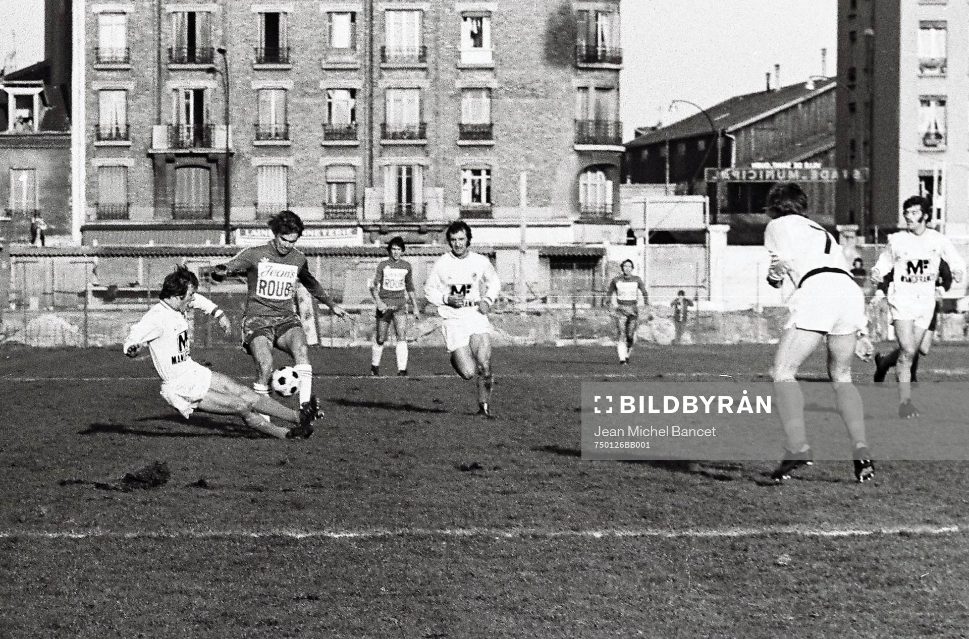 Roger Magnusson (Red star) taclÈ par Dominique Bathenay