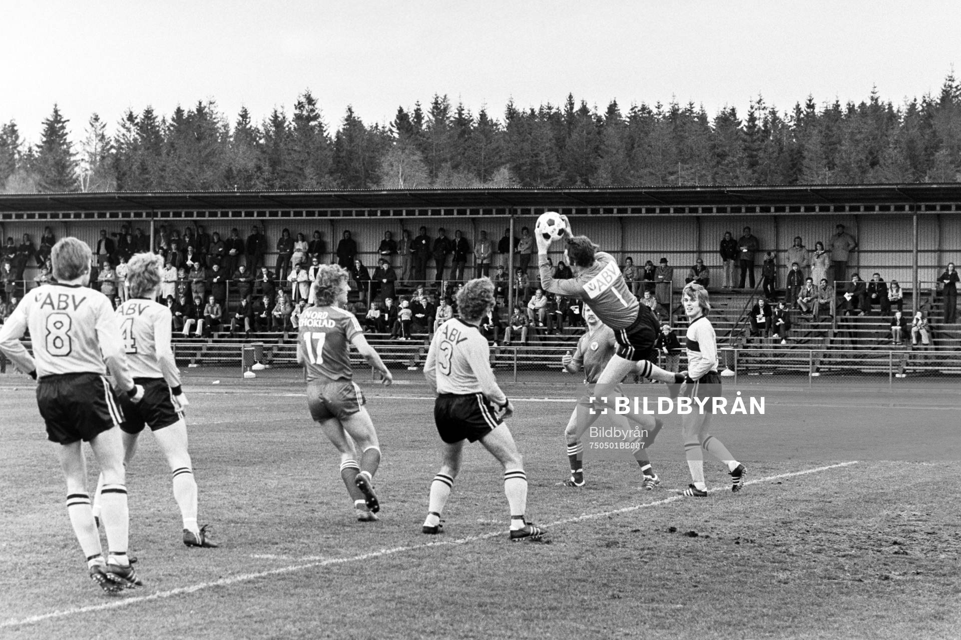 Hässleholms målvakt Lars Nordin greppar bollen