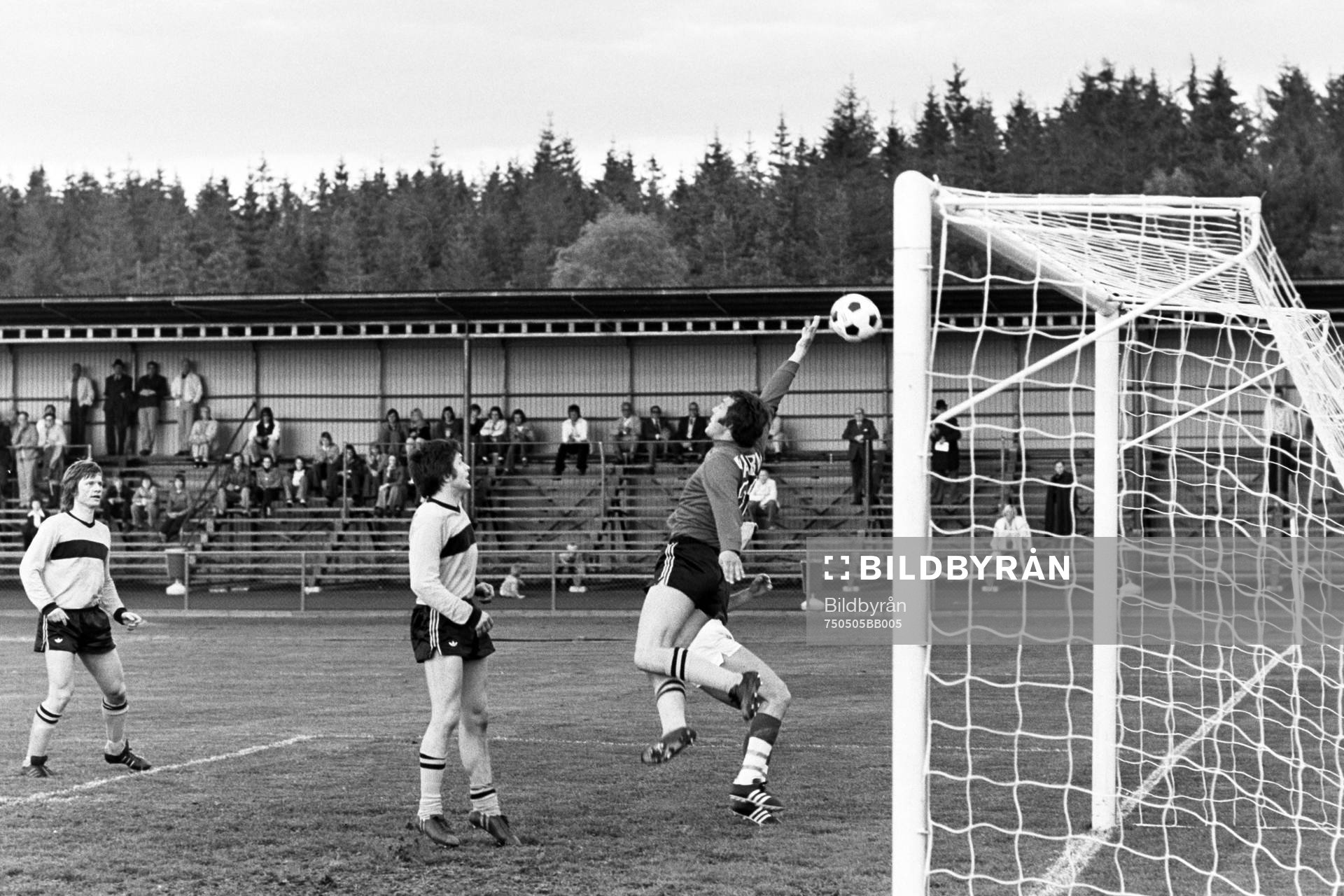 Lars Nordin, målvakt i Hässleholm tippar bollen över