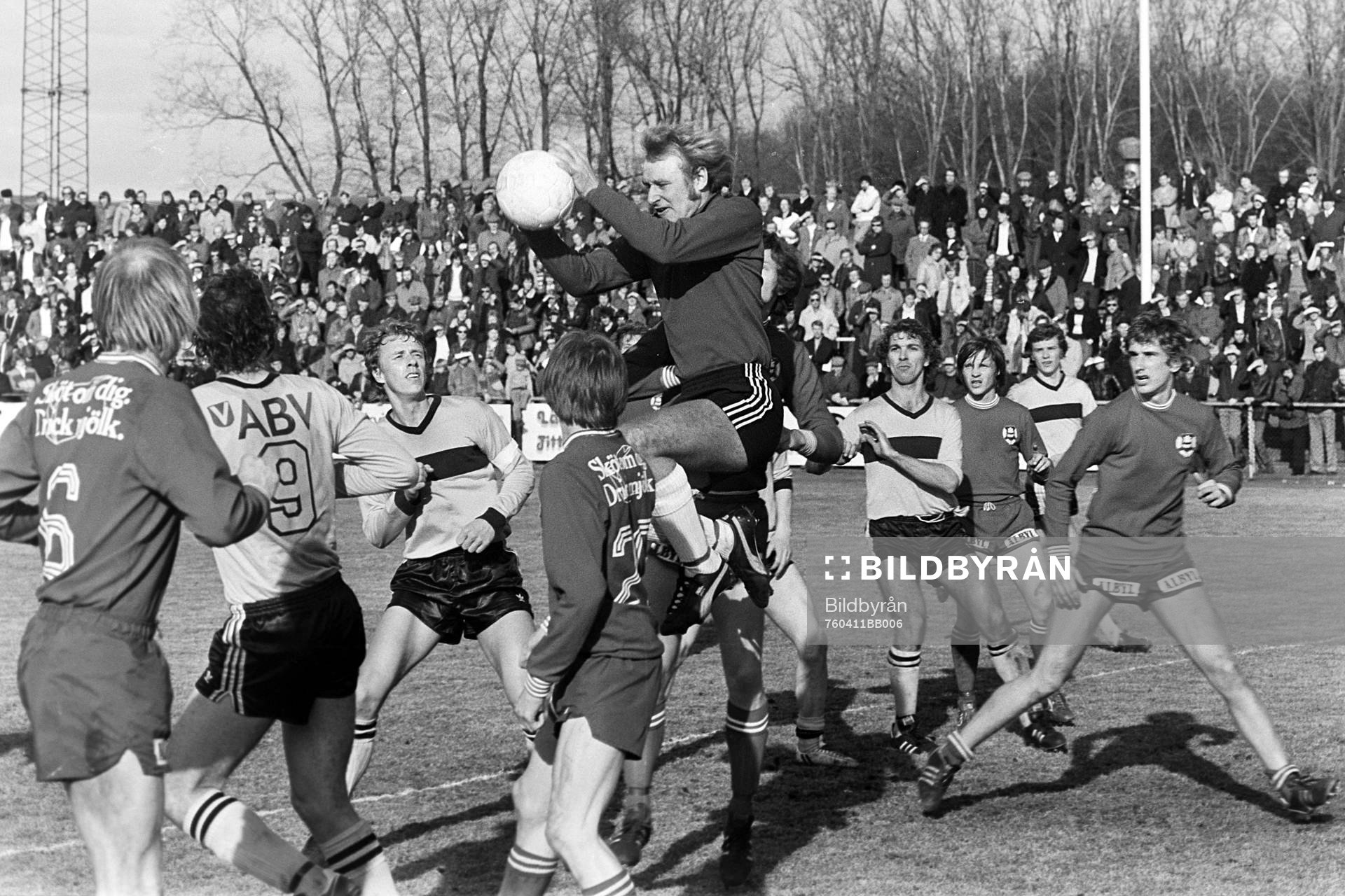 Helsingborgs målvakt John Hansen med bollen i säkert