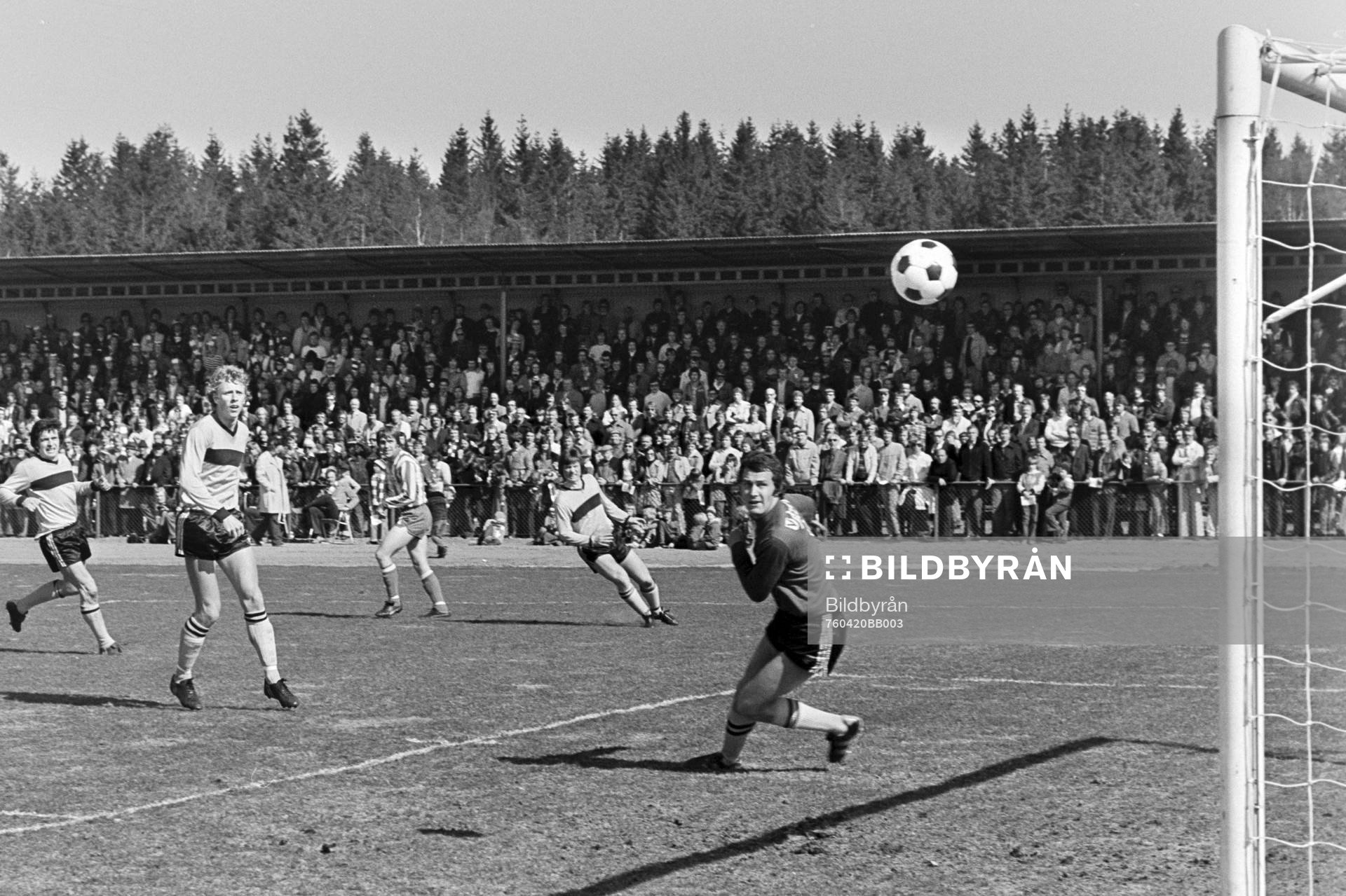 Bollen på väg in i mål bakom hässleholms målvakt Lars