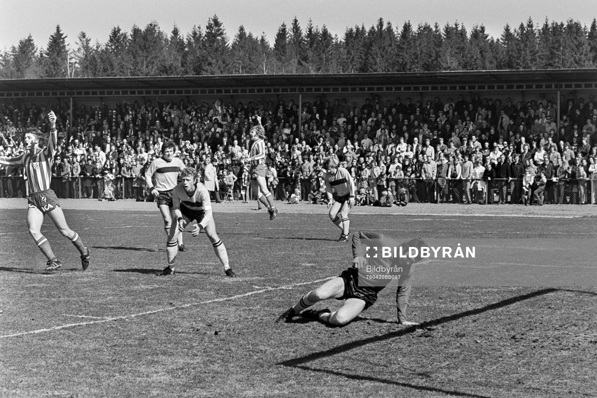 Bollen i mål bakom hässleholms målvakt Lars Nordin och