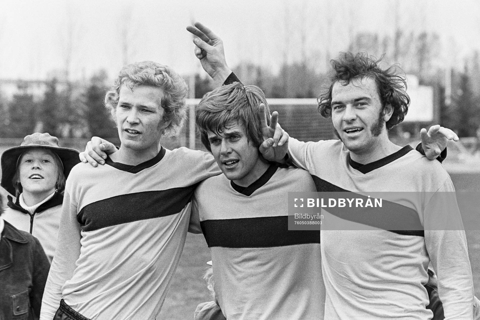 Fotboll, Div 2 södra, IFK Hässleholm - Emmaboda, 3-1: Hässleholms målskyttar Dan Granqvist, Bengt-Olof Rydell och Bertil Arnesson jublar efter segern.