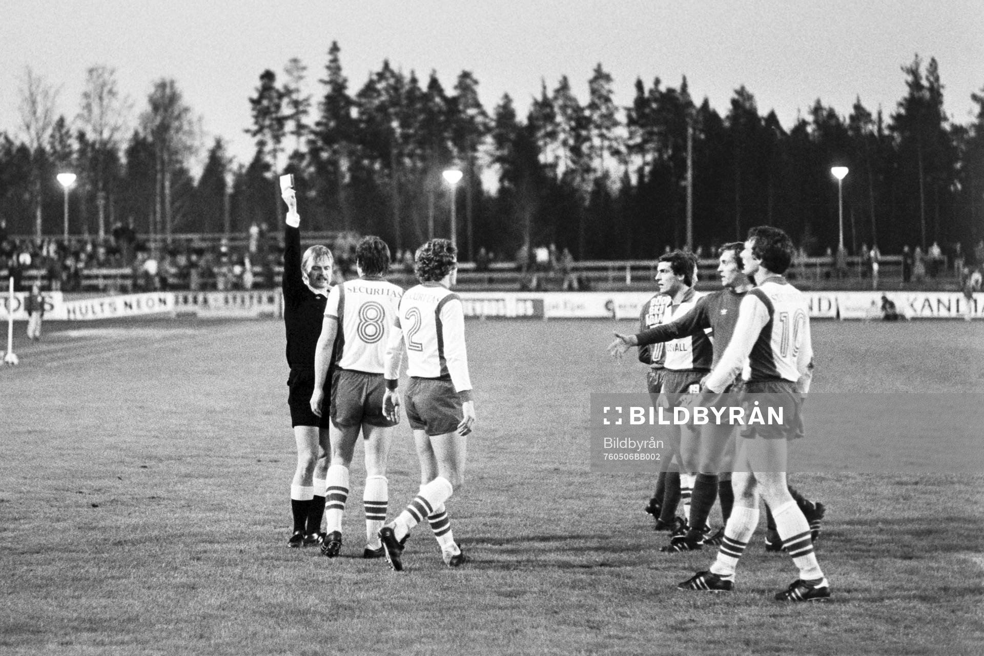 Göran Lundberg, domare varnar en sundsvallsspelare