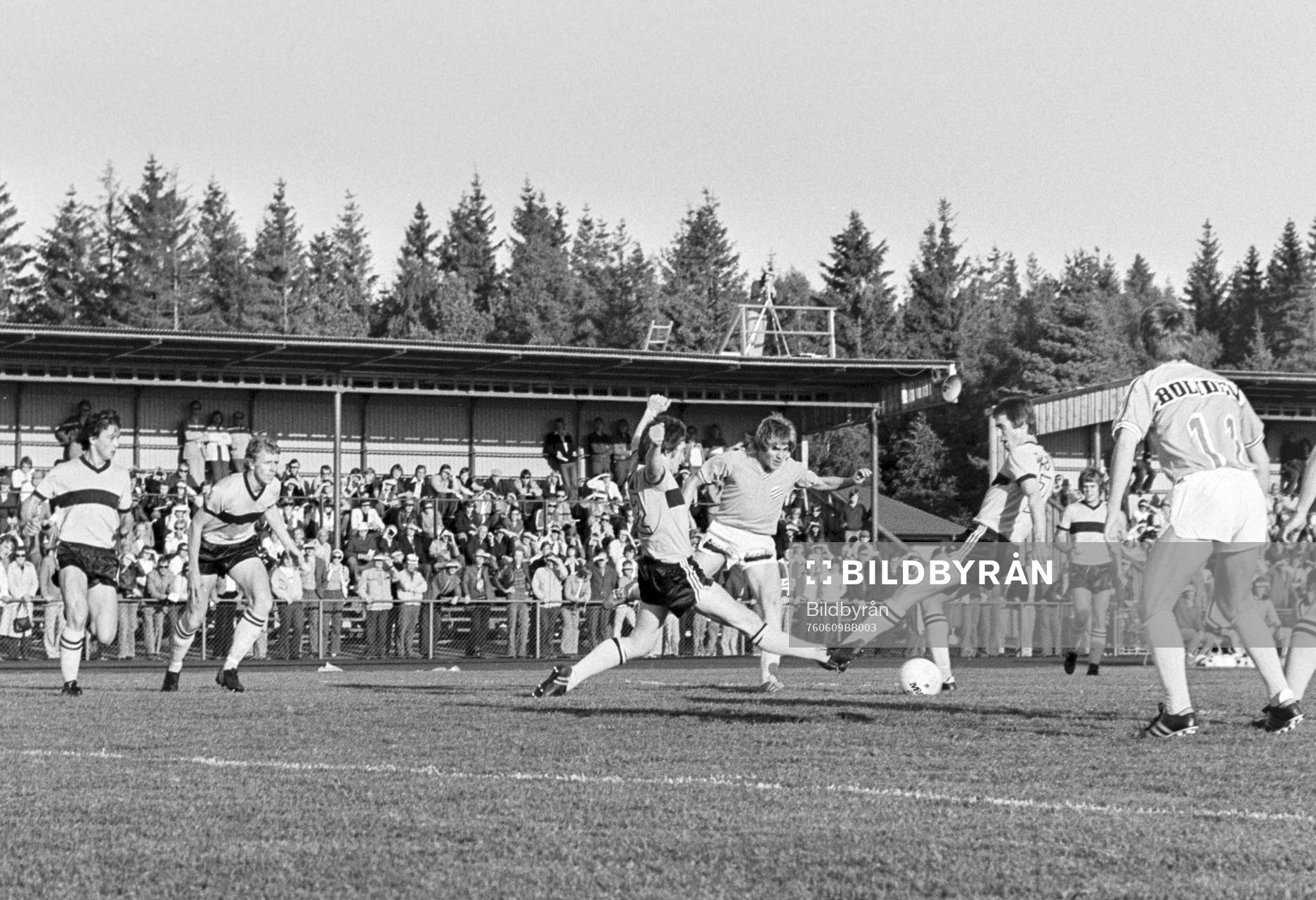 Fotboll, Div 2 södra, IFK Hässleholm - Råå, 2-1: Hässleholms Håkan Leif Augustsson och Claes Melin stoppar en rååspelare.