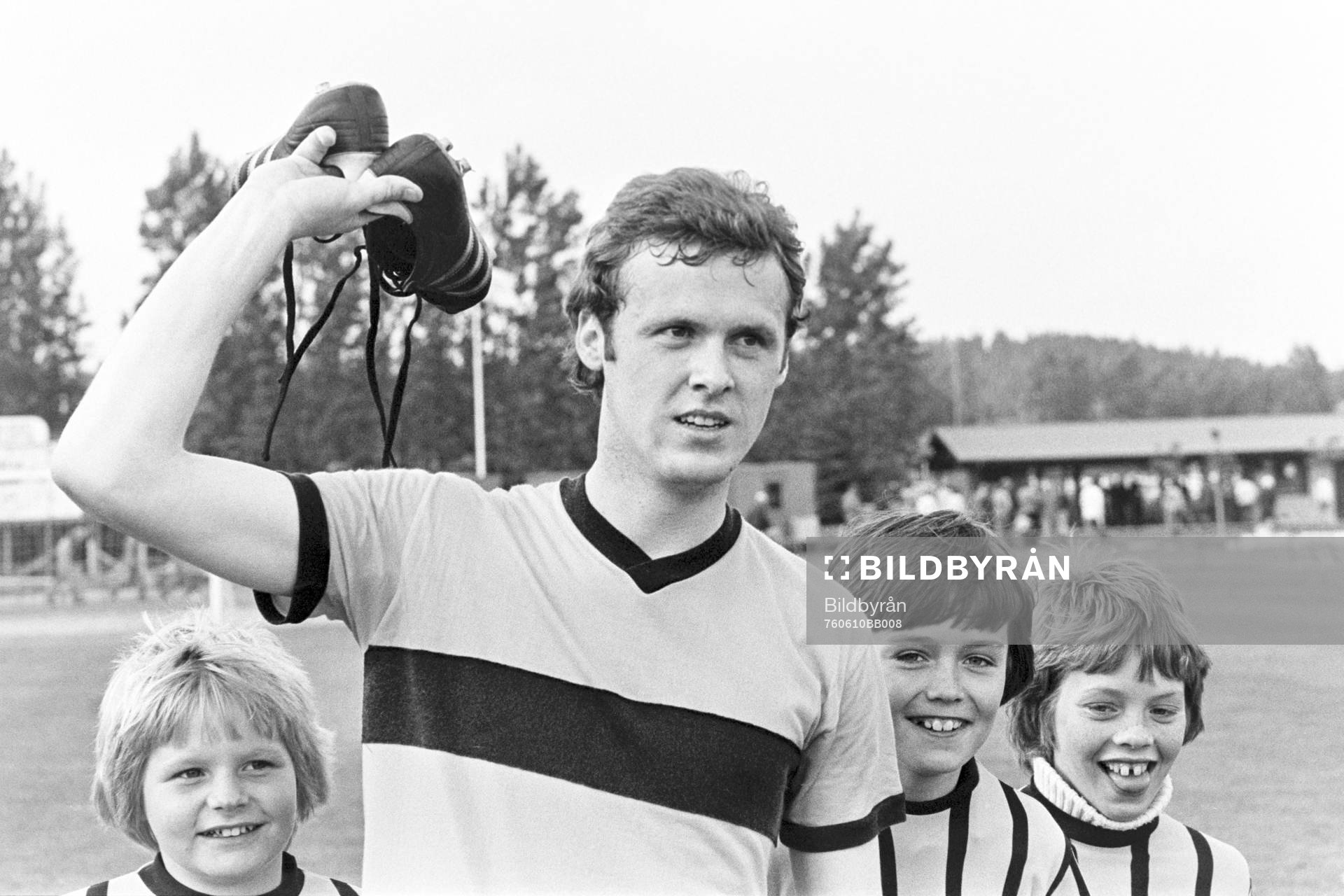 Fotboll, IFK Hässleholm - Trollhättan, 2-0: Mats Flink, Hässleholm jublar efter segern med knattarna Peter Swärdh, Martin Ingvarsson och Sid Andersson.