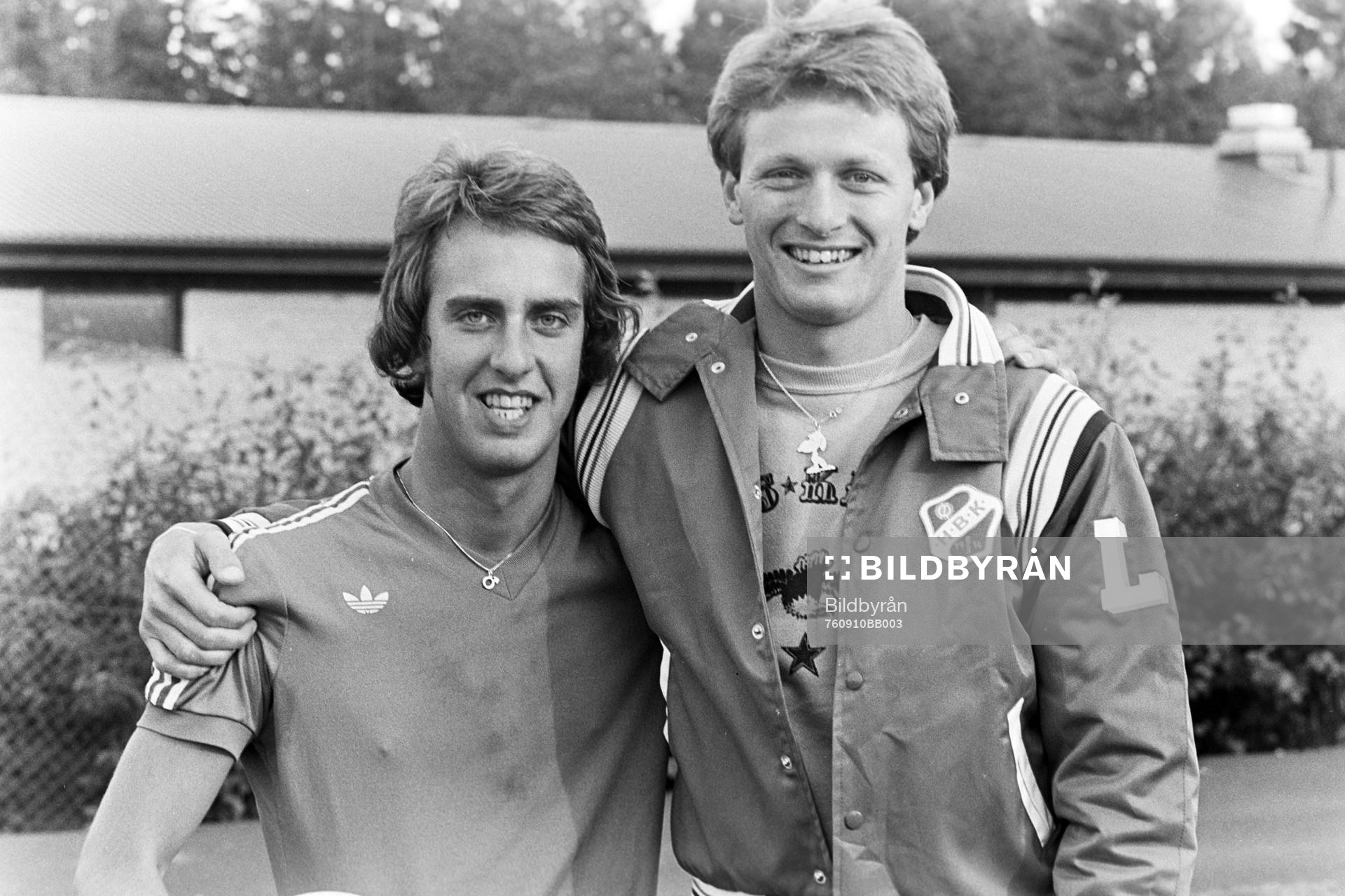 Fotboll, Div 3 sydöstra götaland, Hässleholms IF - Mjällby, 2-1: Mats Nordgren och Lennart Larsson jublar efter segern.