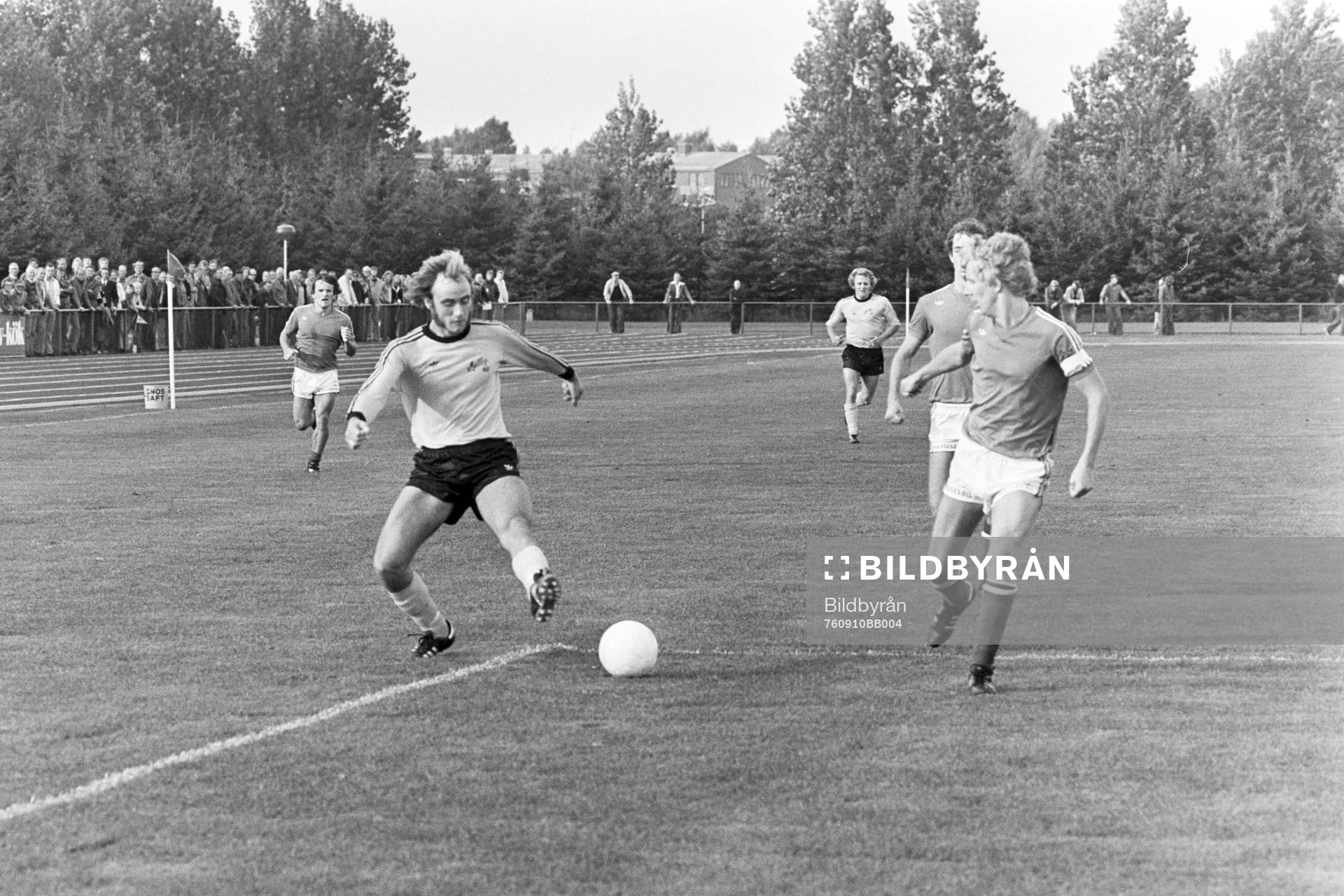 Fotboll, Div 3 sydöstra götaland, Hässleholms IF - Mjällby, 2-1: Jan Holmqvist, Hässleholm försöker stoppa en mjällbyspelare.