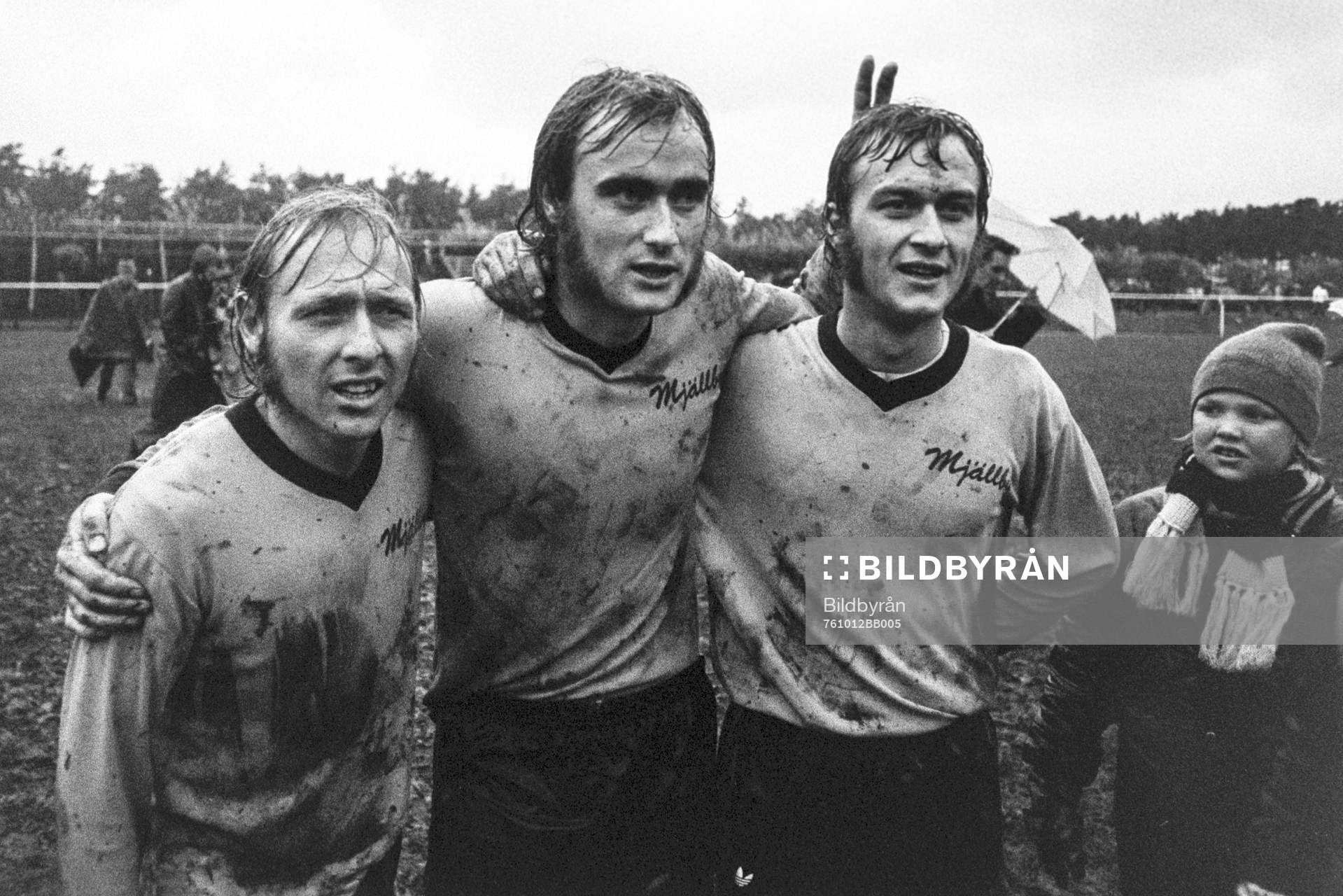 Fotboll, Kval till Div 2, Mjällby - Ulricehamn, 4-3: Sven-Bertil Andersson, Lars Edvinsson och Göran Edvinsson, Mjällby jublar efter segern.