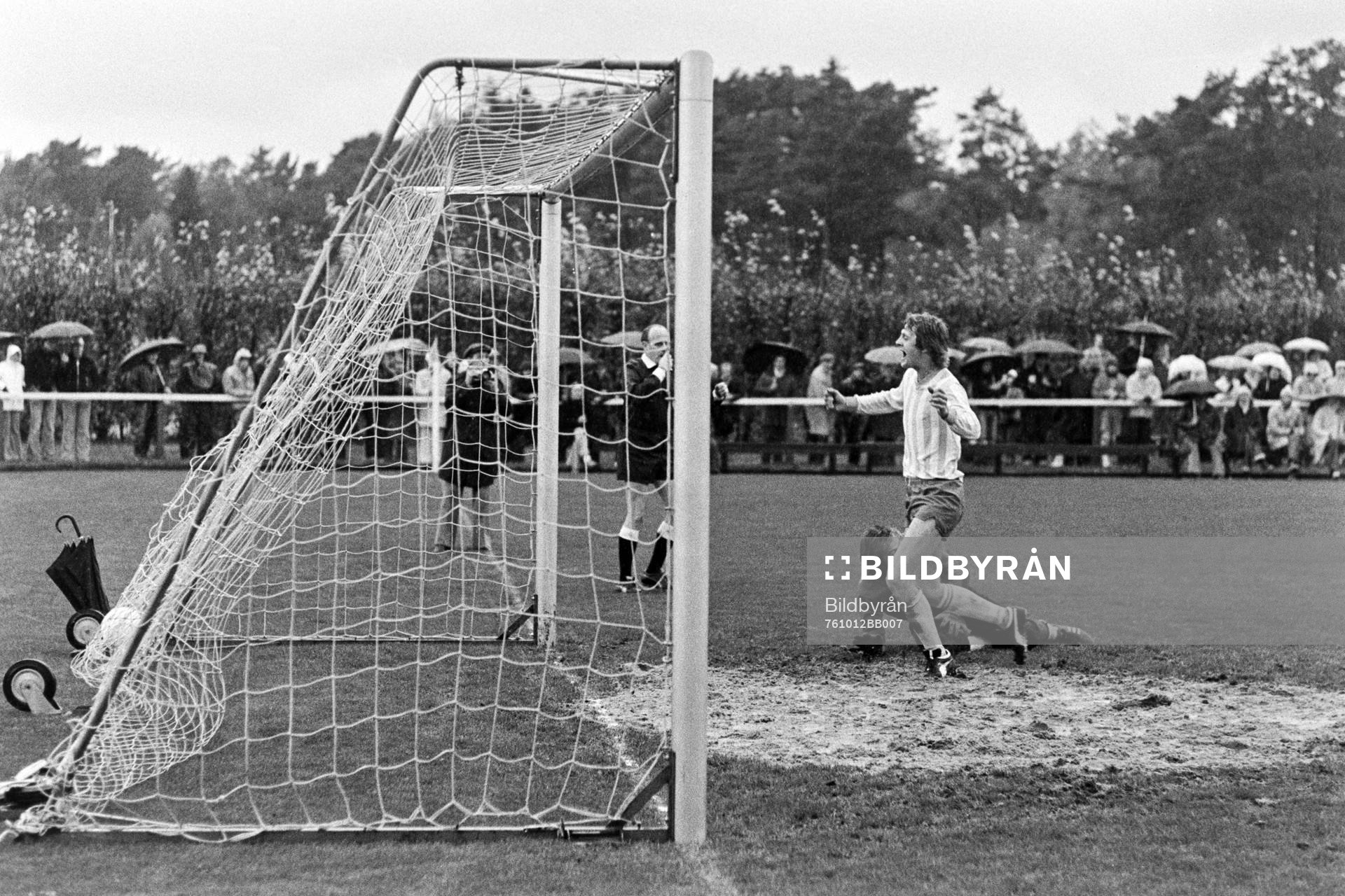 Bollen i mål bakom Leif Persson, målvakt i Mjällby och