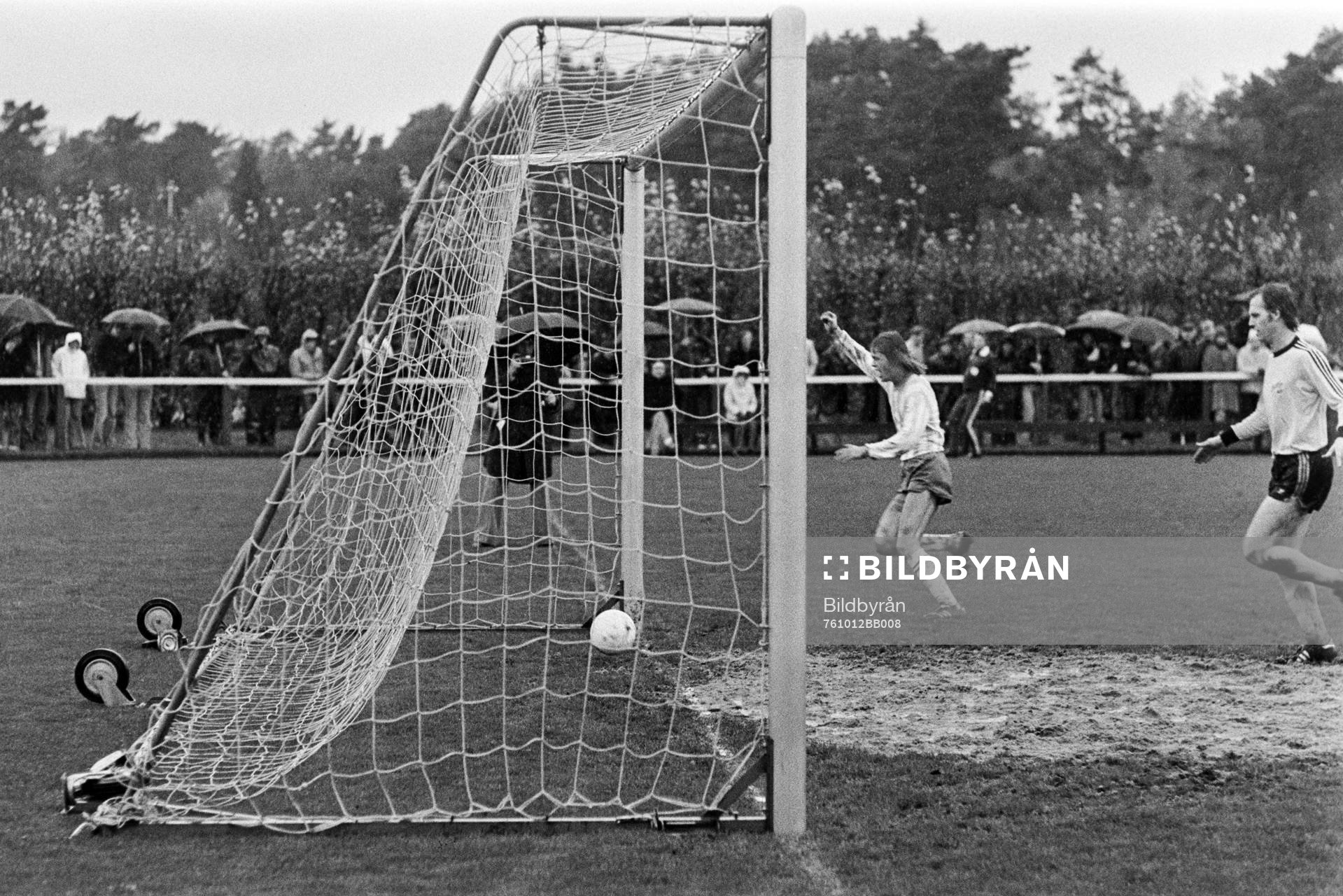 Fotboll, Kval till Div 2, Mjällby - Ulricehamn, 4-3: Bollen i mål bakom Leif Persson, målvakt i Mjällby och jubel i Ulricehamn.