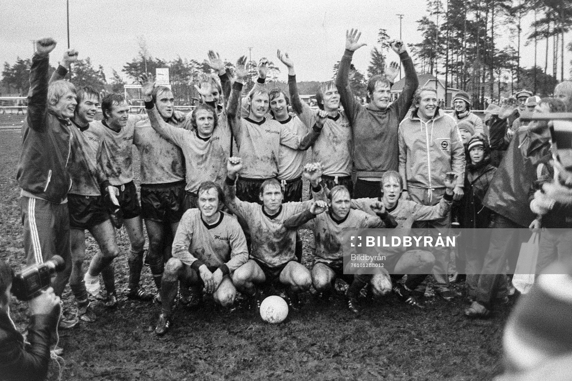 Fotboll, Kval till Div 2, Mjällby - Ulricehamn, 4-3: Mjällby jublar efter segern.
