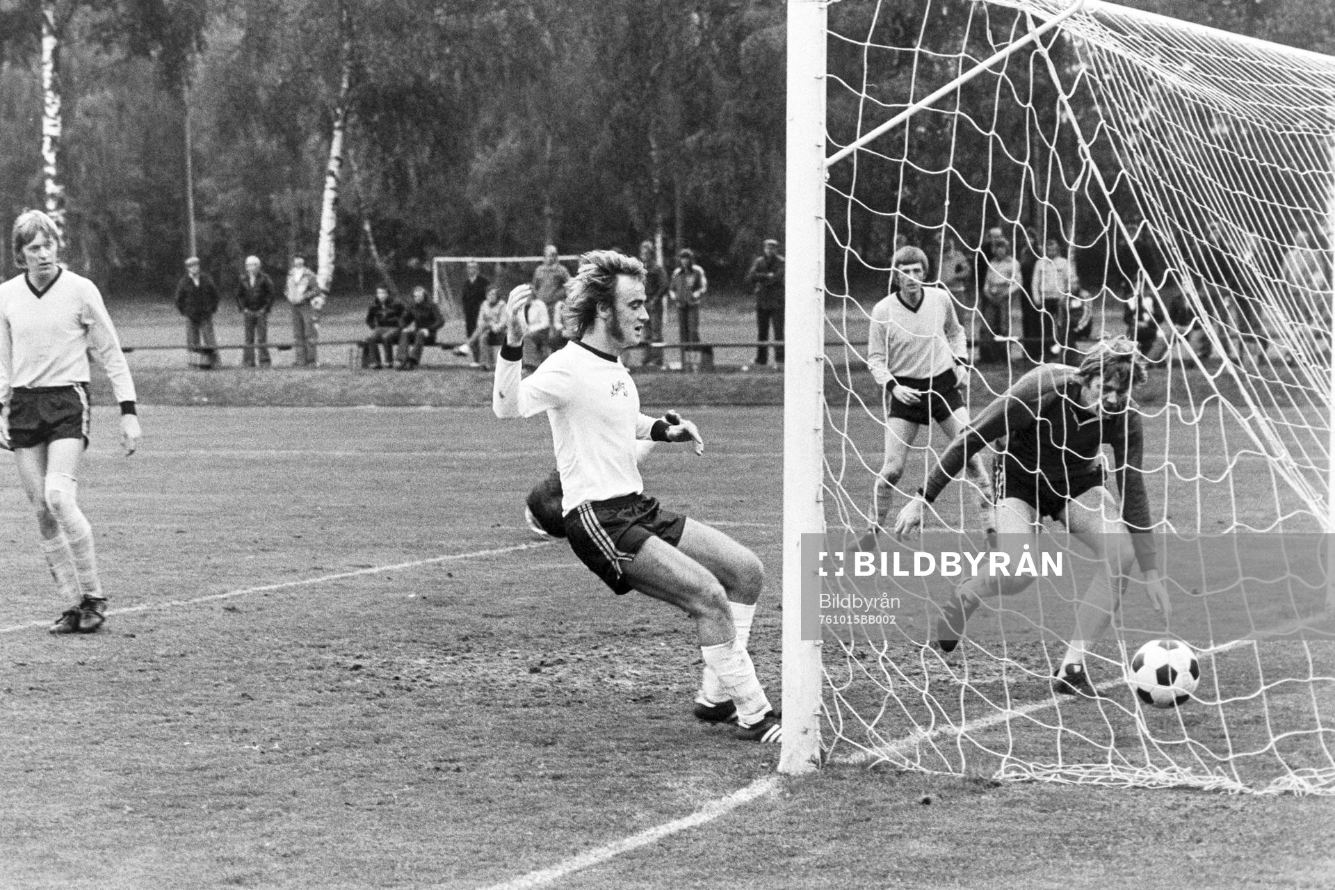 Göran Edvinsson slår in bollen bakom osbys målvakt