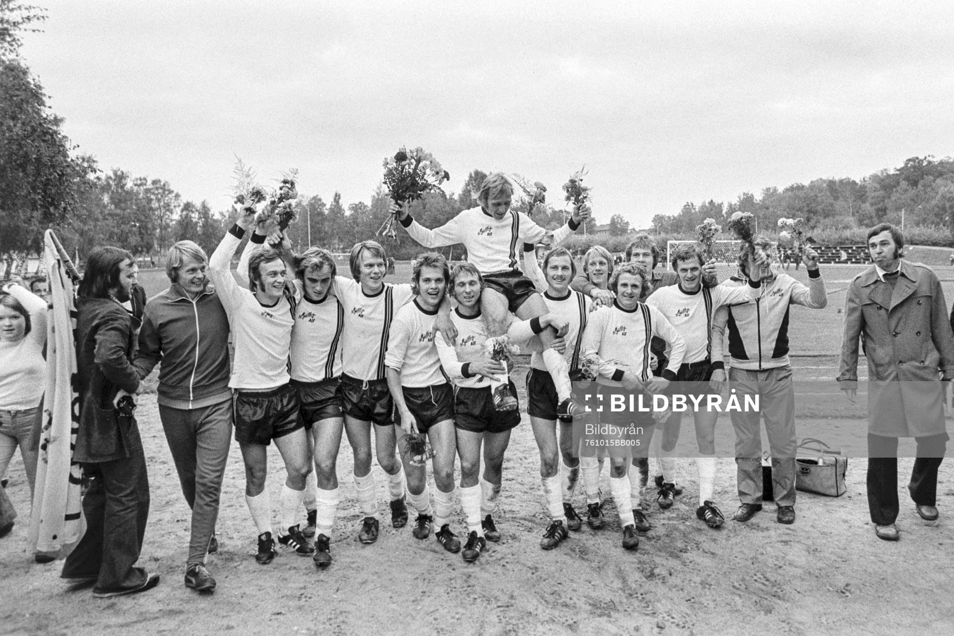 Fotboll, Div 3 sydöstra götaland, Osby - Mjällby, 0-2: Jubel i Mjällby efter seriesegern. Fr.v Jan-Ove Jansson, tränare, Göran Edvinsson, Lars Edvinsson, Anders Thörnberg, Kent Karlsson, Bo Andersson, Sven-Bertil Andersson, Rolf-Inge Andersson, Alf Andersson, Göran Johnsson, Leif Persson, målvakt, Åke Dowerlind och Bengt Jonasson, lagledare.