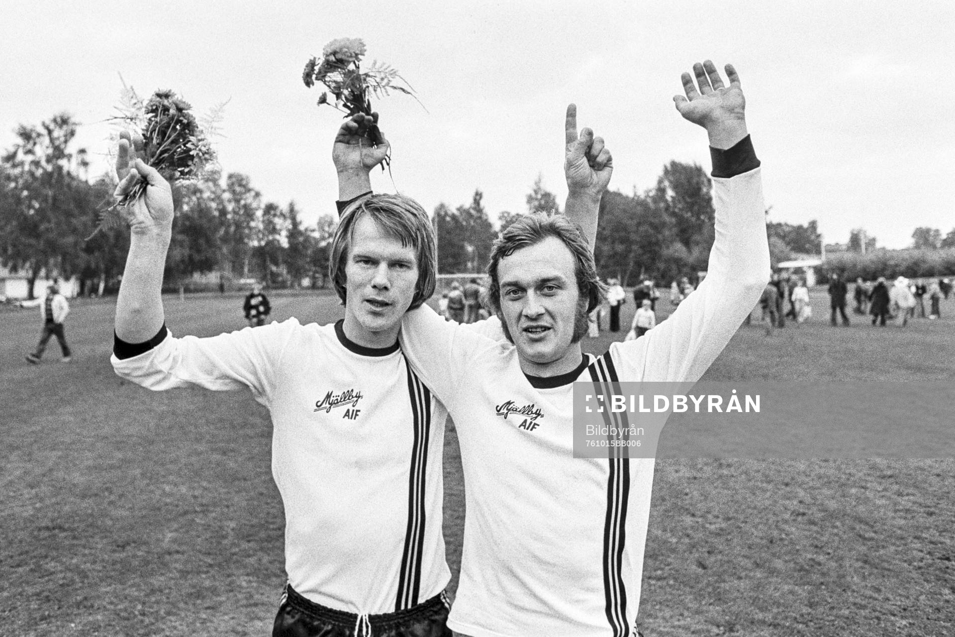 Fotboll, Div 3 sydöstra götaland, Osby - Mjällby, 0-2: Anders Thörnberg och Göran Edvinsson, Mjällby jublar efter segern.