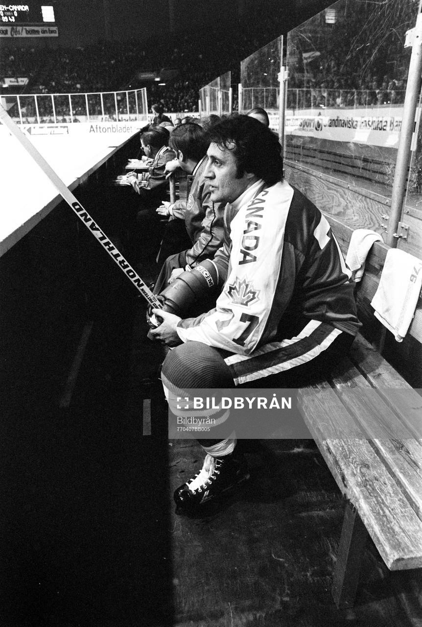 Phil Esposito, Kanada i utvisningsbåset