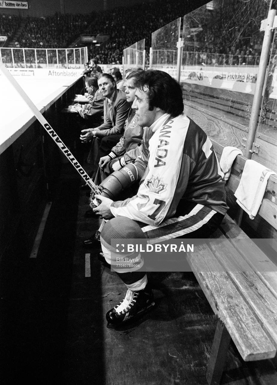 Phil Esposito, Kanada i utvisningsbåset