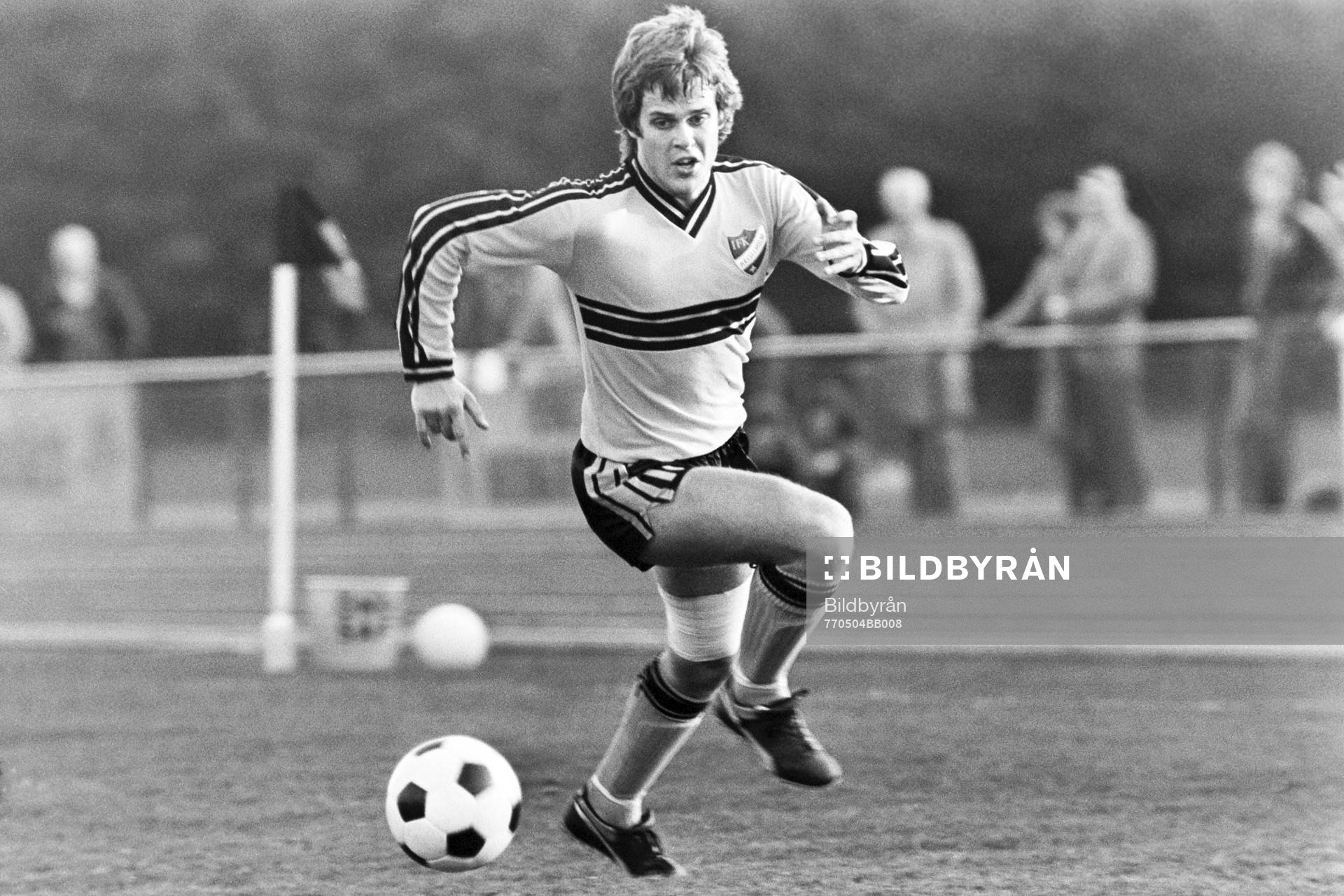 Fotboll, Div 2 södra, IFK Hässleholm - Örgryte, 1-3: Bengt-Olof Rydell, Hässleholm med bollen.