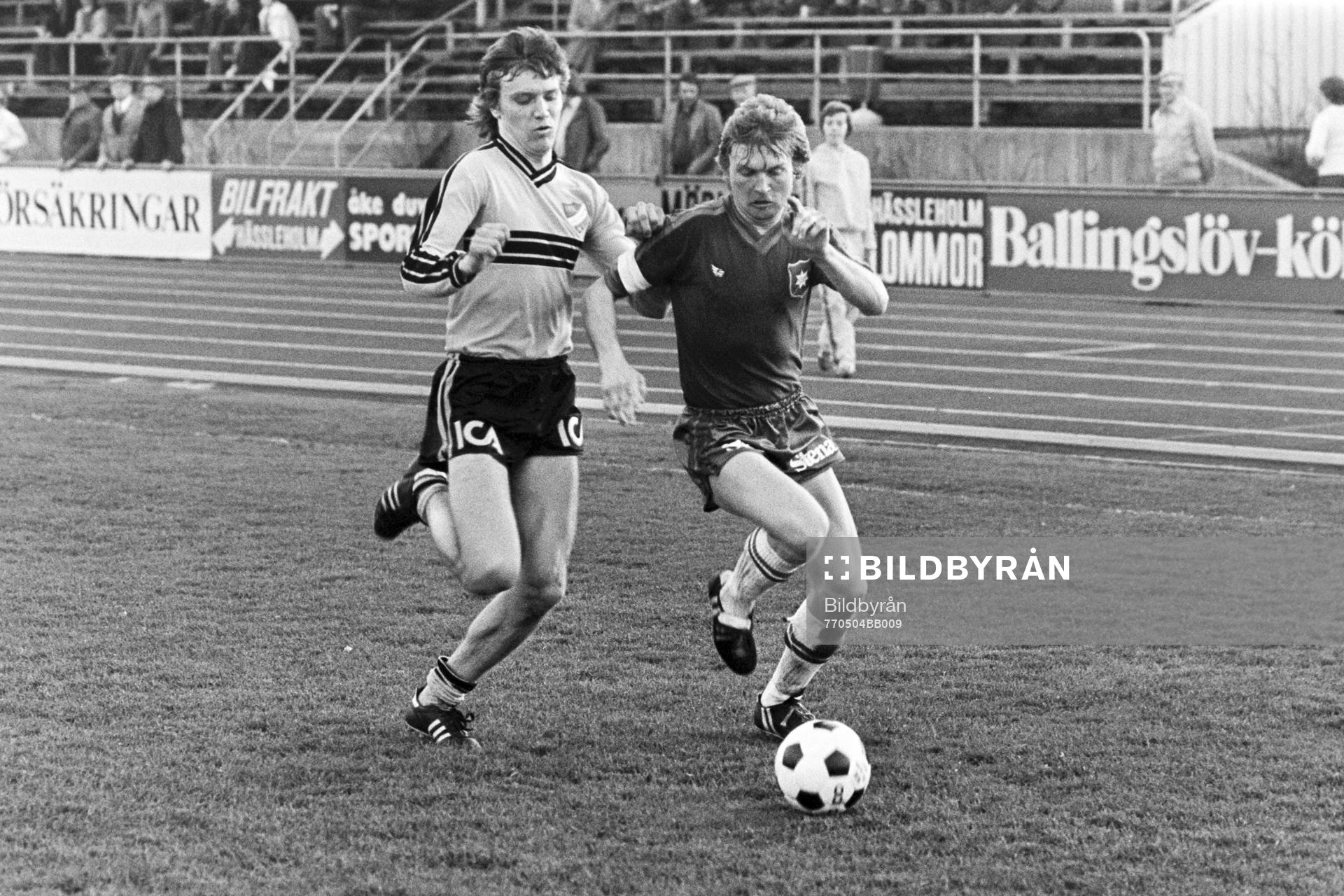 Fotboll, Div 2 södra, IFK Hässleholm - Örgryte, 1-3: Lars Larsson, Hässleholm jagar en öisspelare.