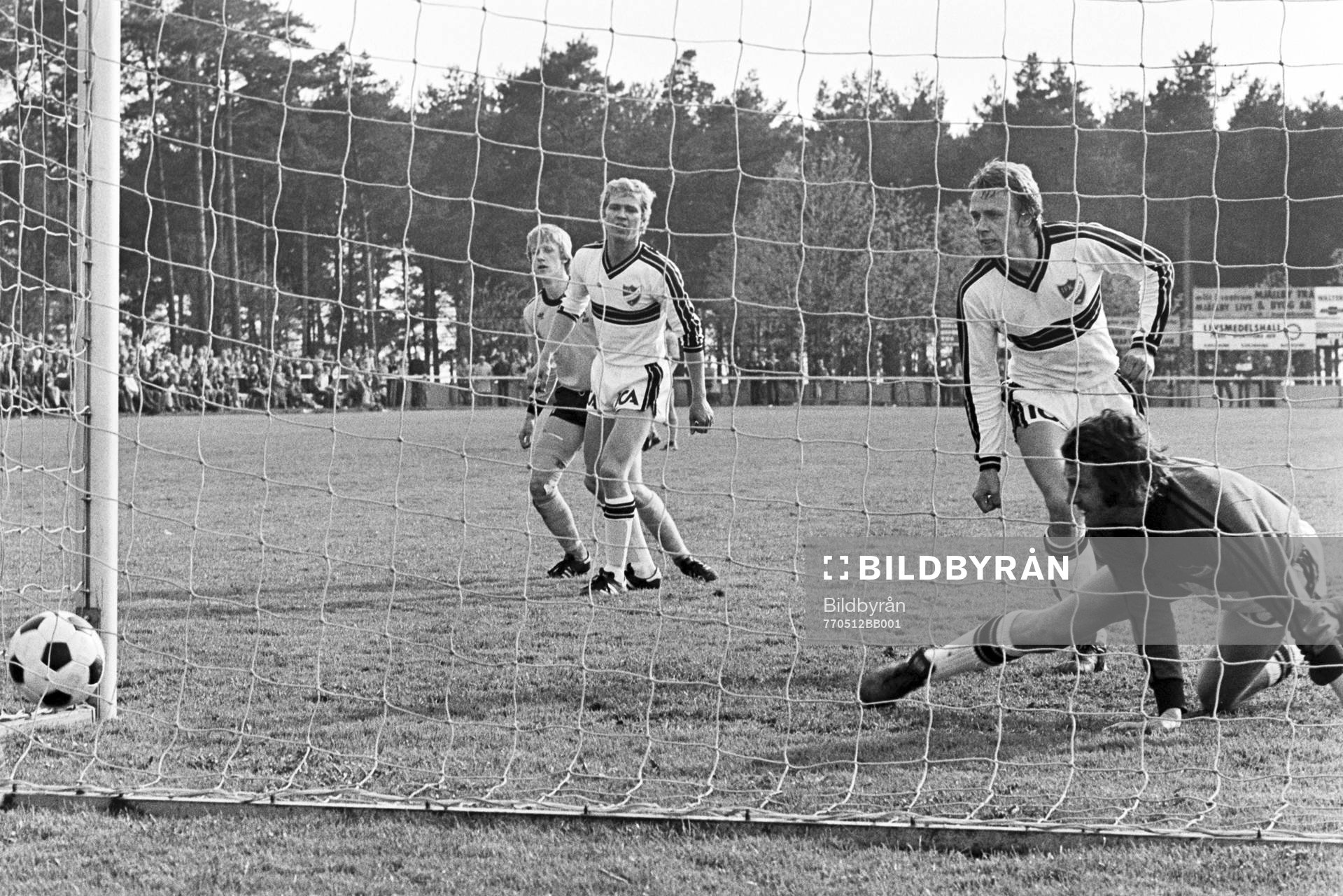 Hässleholms målvakt Lars Nordin och Björn Carlswärd ser