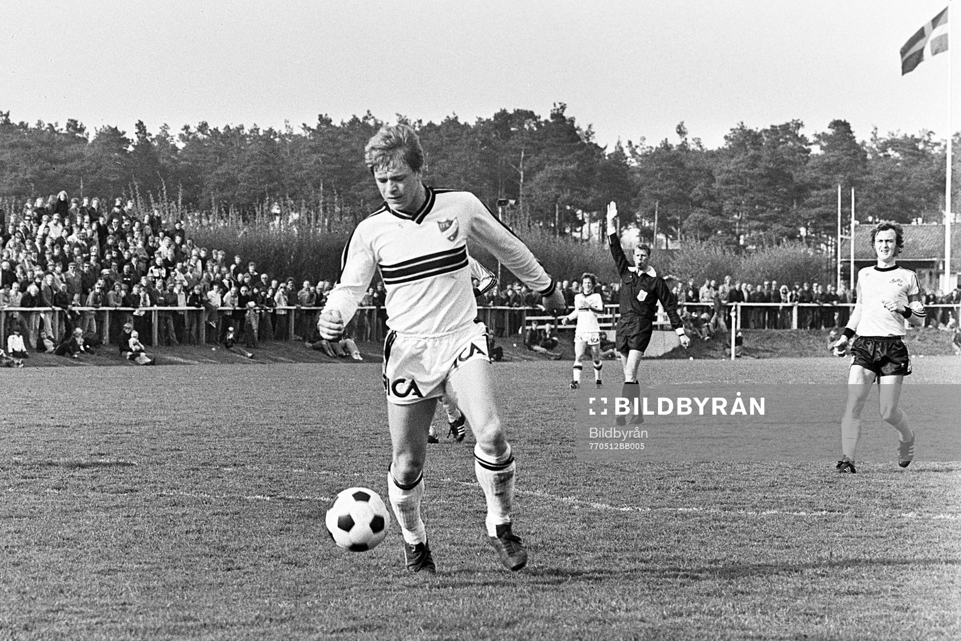 Fotboll, Div 2 södra, Mjällby - IFK Hässleholm, 3-1: Tommy Lundh, Hässleholm med bollen.