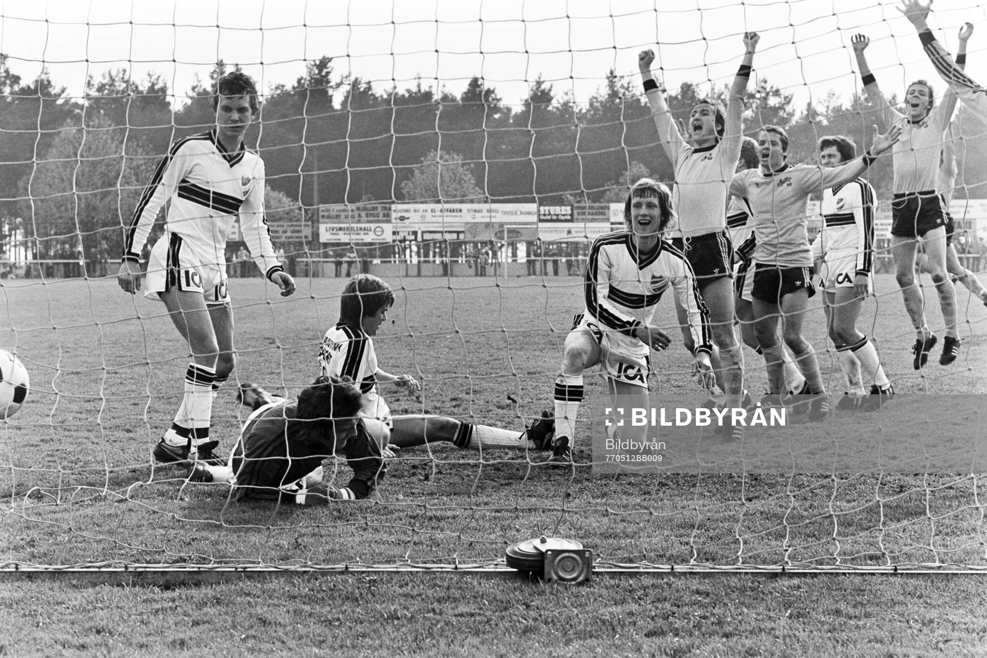 Bollen på väg in bakom hässleholms målvakt Lars Nordin