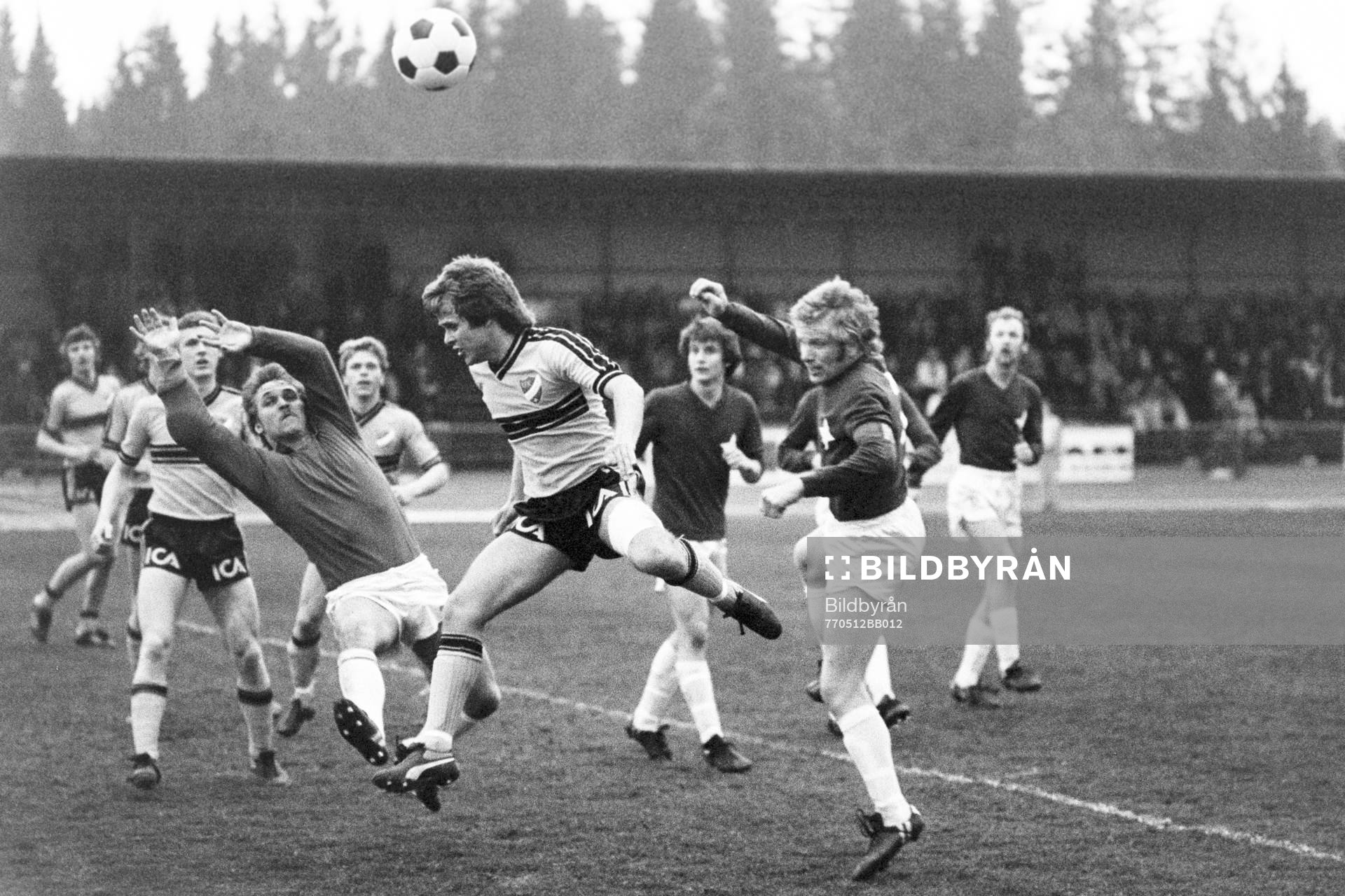 Fotboll, Div 2 södra, IFK Hässleholm - IFK Malmö, 3-1: Bengt-Olof Rydell, Hässleholm framför malmös målvakt 