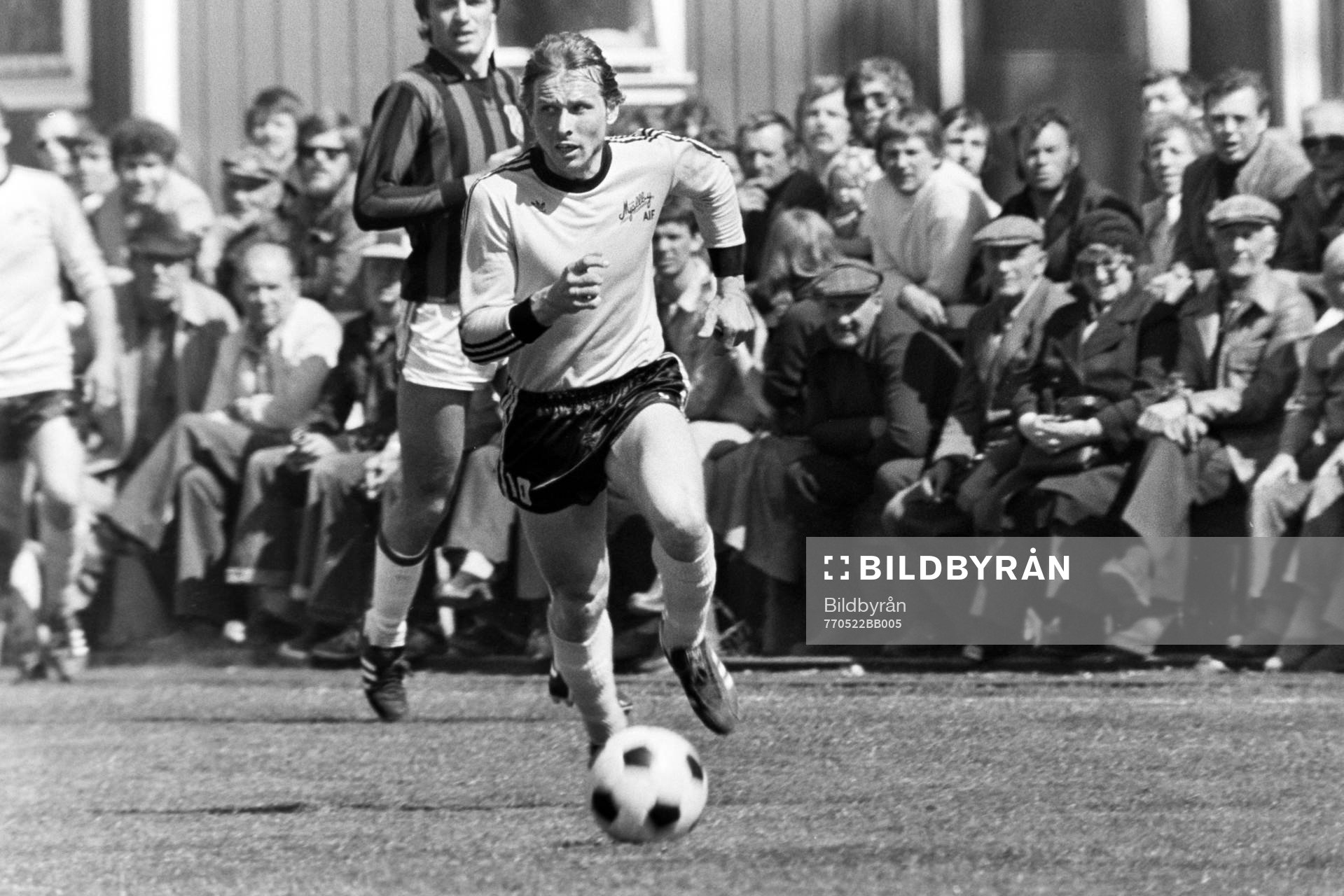 Fotboll, Div 2 södra, Mjällby -  GAIS, 1-0: Bo Andersson, Mjällby med bollen.