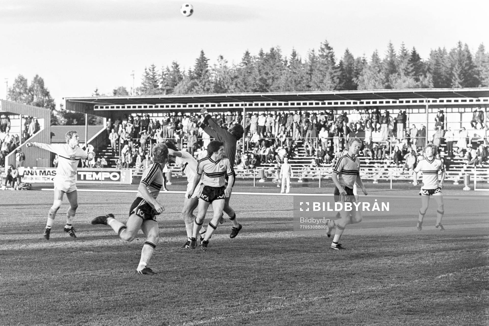 Hässleholm målvakt Lars Nordin boxar ut bollen