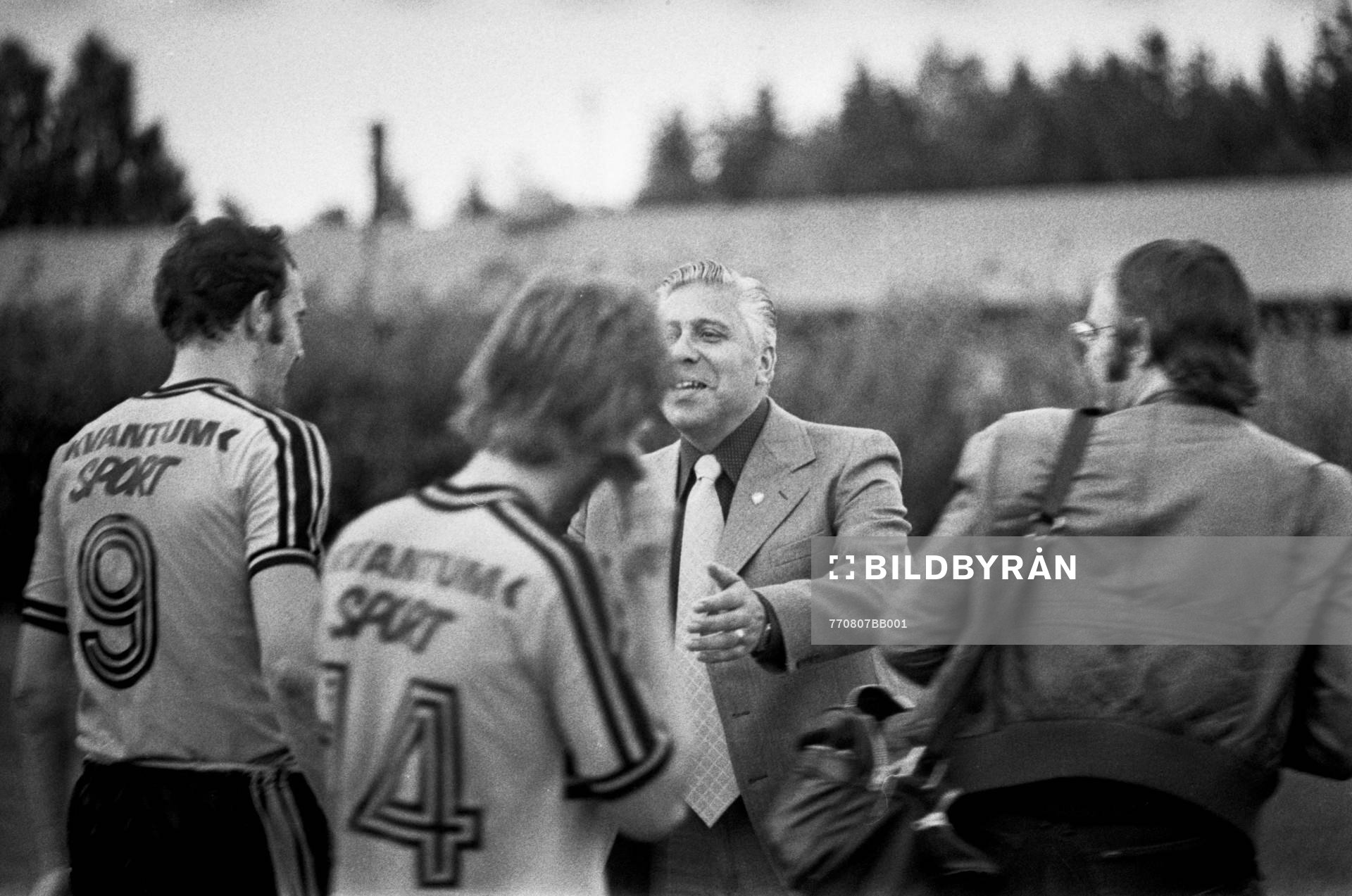  Lennart Persson, ordförande, Hässleholm, tackar spelarna.