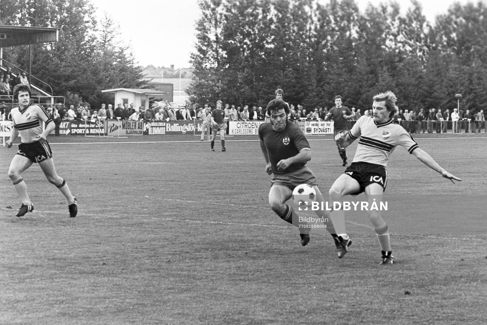 Fotboll, Div 2 södra, IFK Hässleholm - Helsingborg, 3-5: Bengt Ivarsson, Hässleholm och Karl-Erik Stridh, Helsingborg i kamp om bollen.