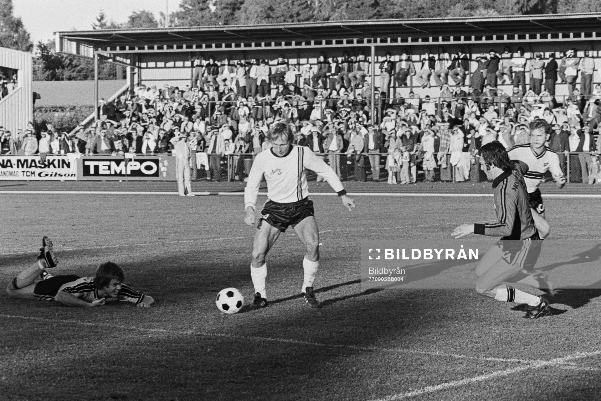 Mjällbys Bo Andersson mellan hässleholms målvakt Lars