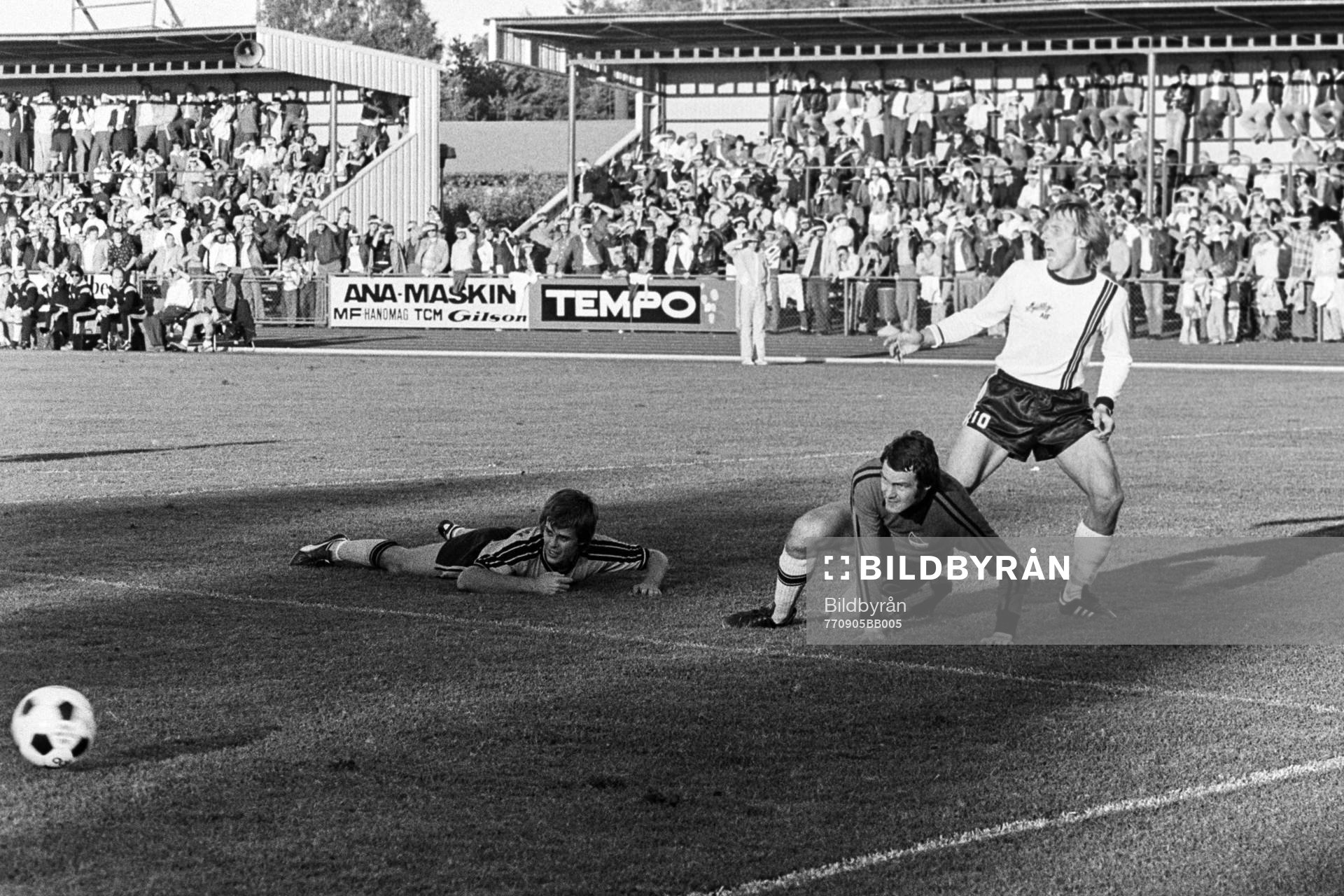 Mjällbys Bo Andersson stoppas av  hässleholms målvakt