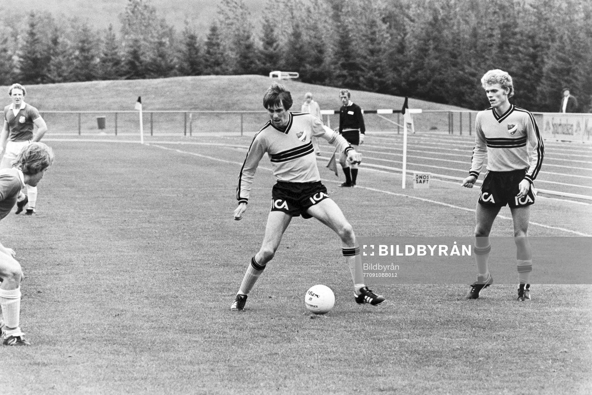 Claes Melin med bollen och Sven Bertilsson, Hässleholm