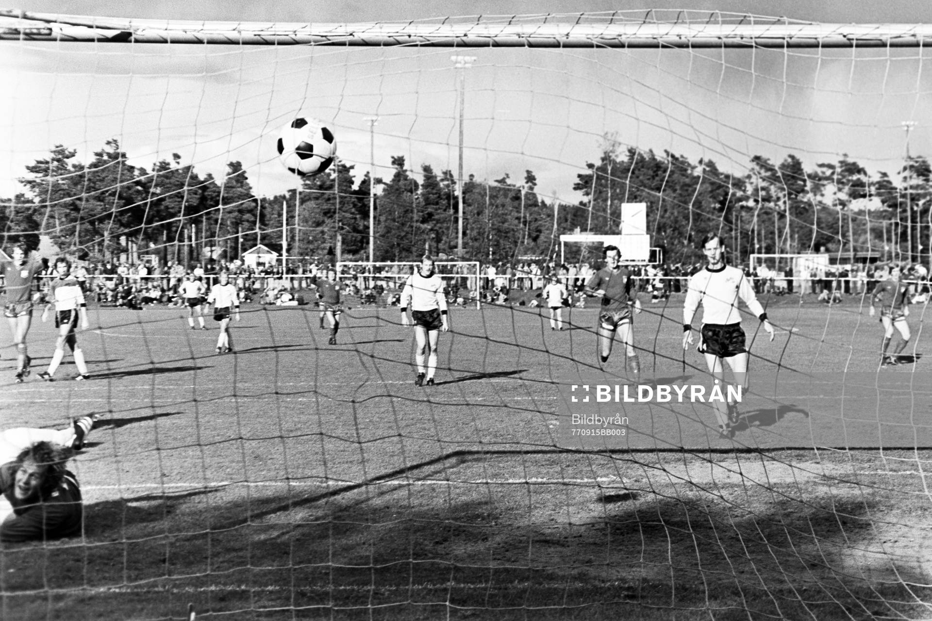 Bollen i mål bakom mjällbys målvakt Leif Persson