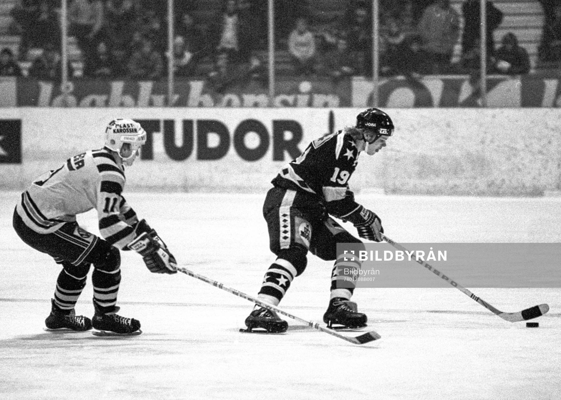 AIK:s Lars-Erik Eriksson jagas av Michael Granstedt,