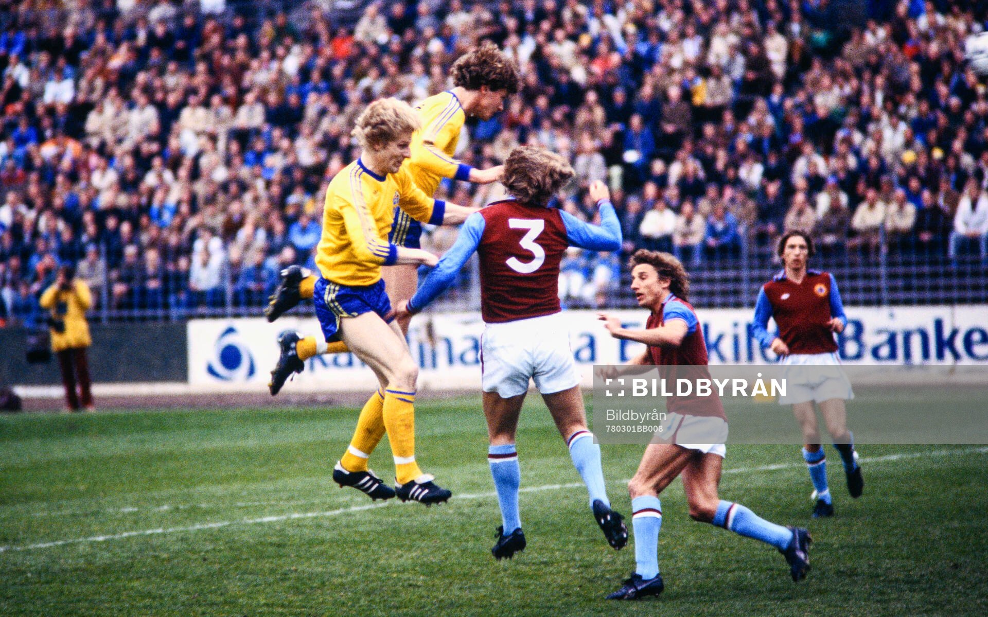 Fotboll, Träningsmatch, Sverige - Aston Villa: Sveriges Benny Wendt.
