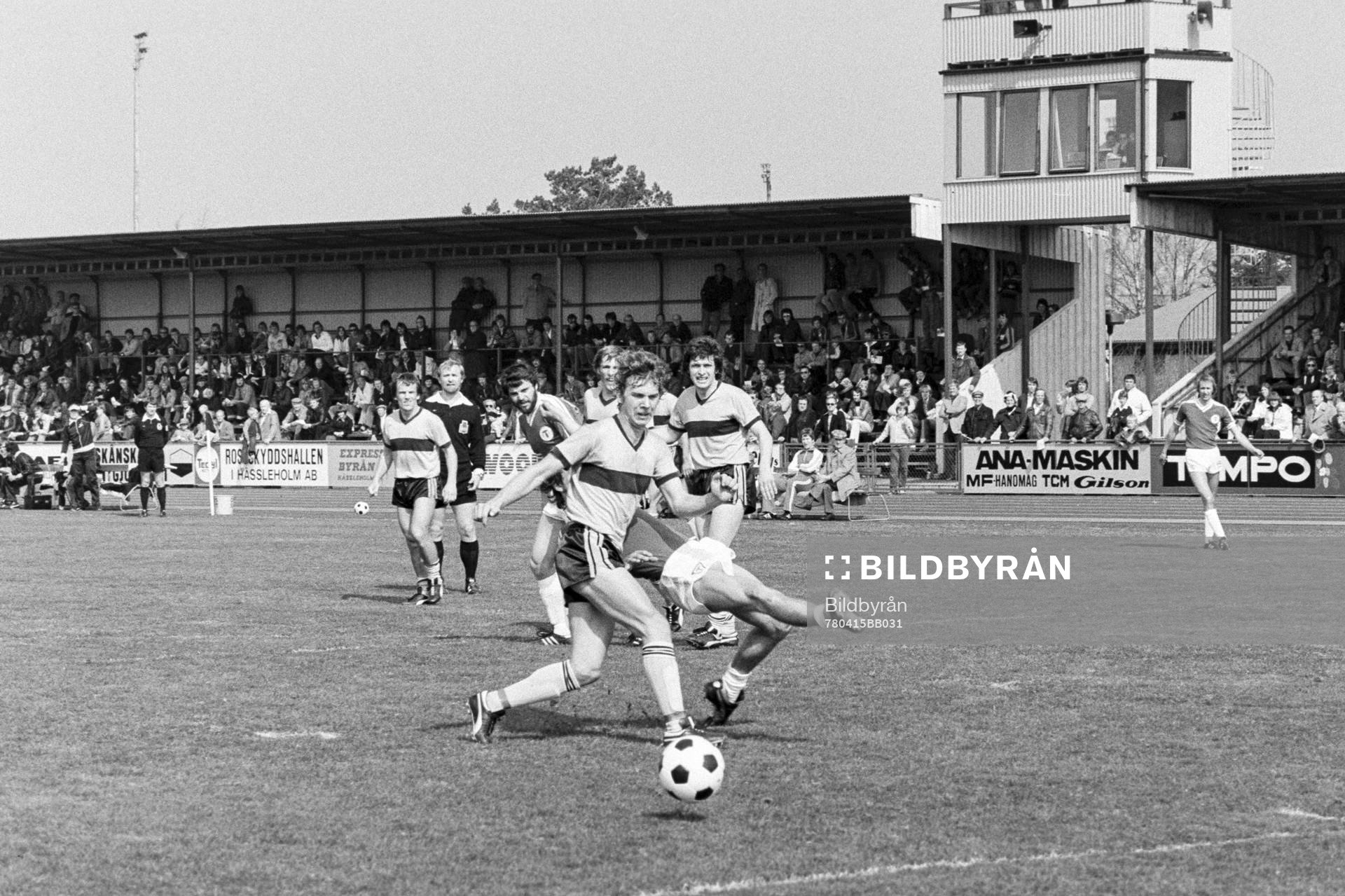 Fotboll, Div 2 södra, IFK Hässleholm - Trelleborgs FF, 0-1: Hässleholms Pär Andersson med bollen.